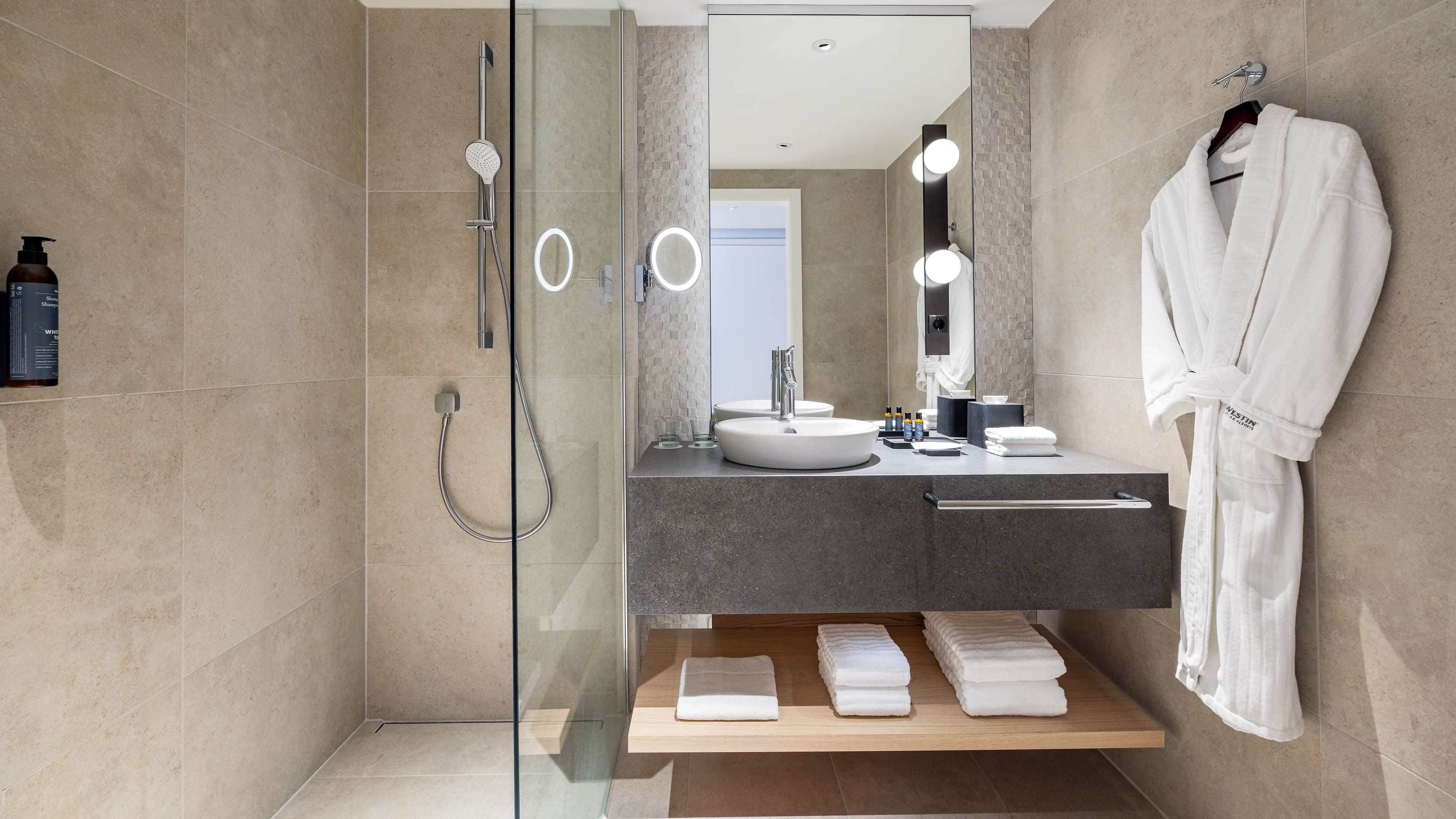 Deluxe Guest room - Image 12