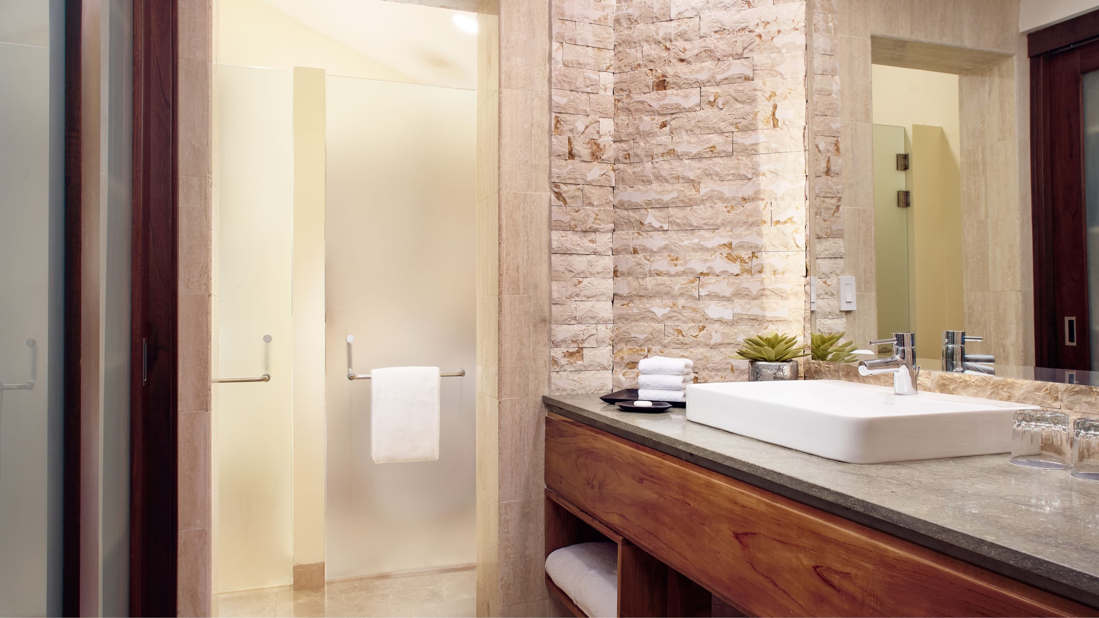Deluxe Jr Suite - Image 7