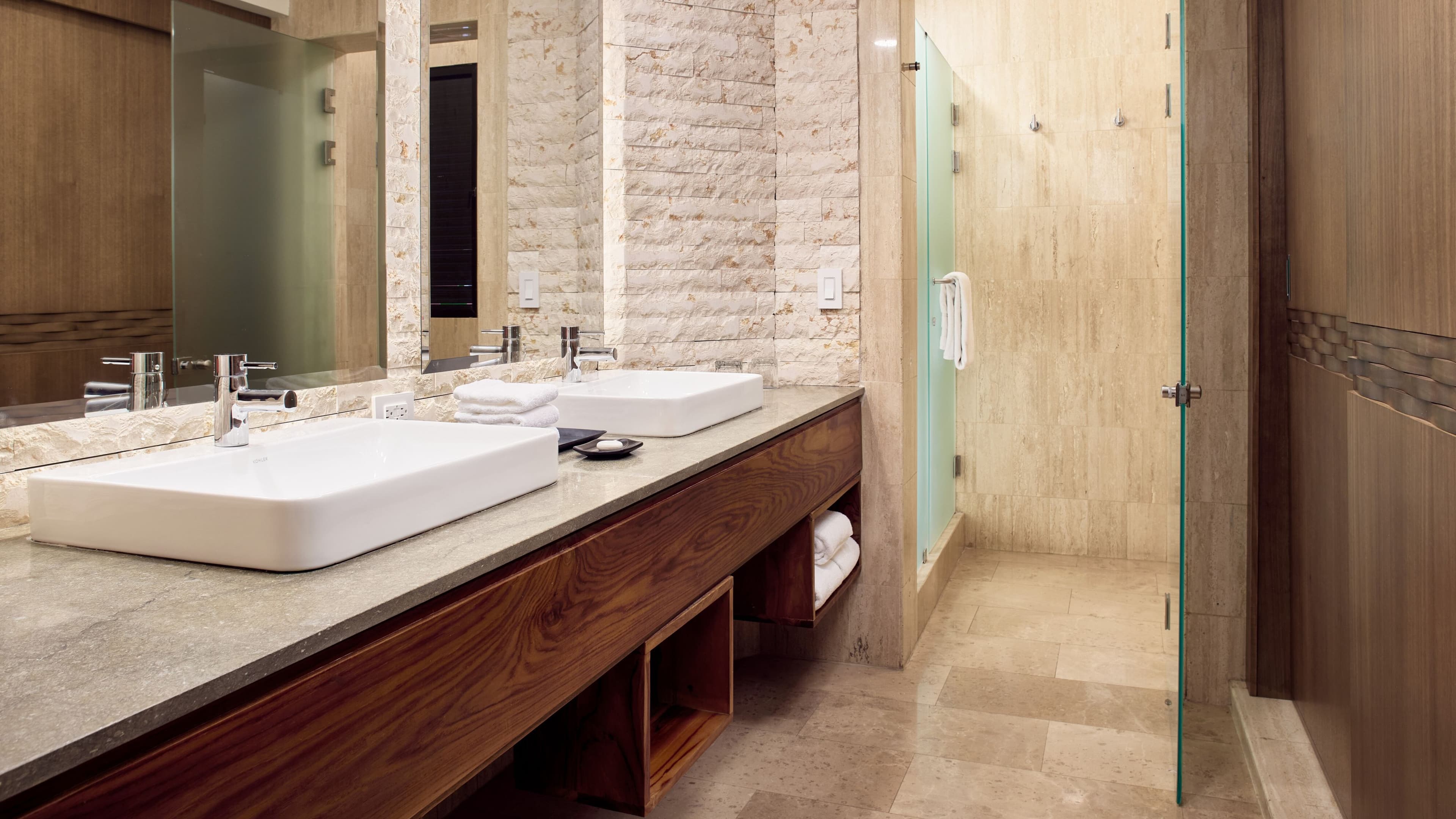 Deluxe Jr Suite - Image 6