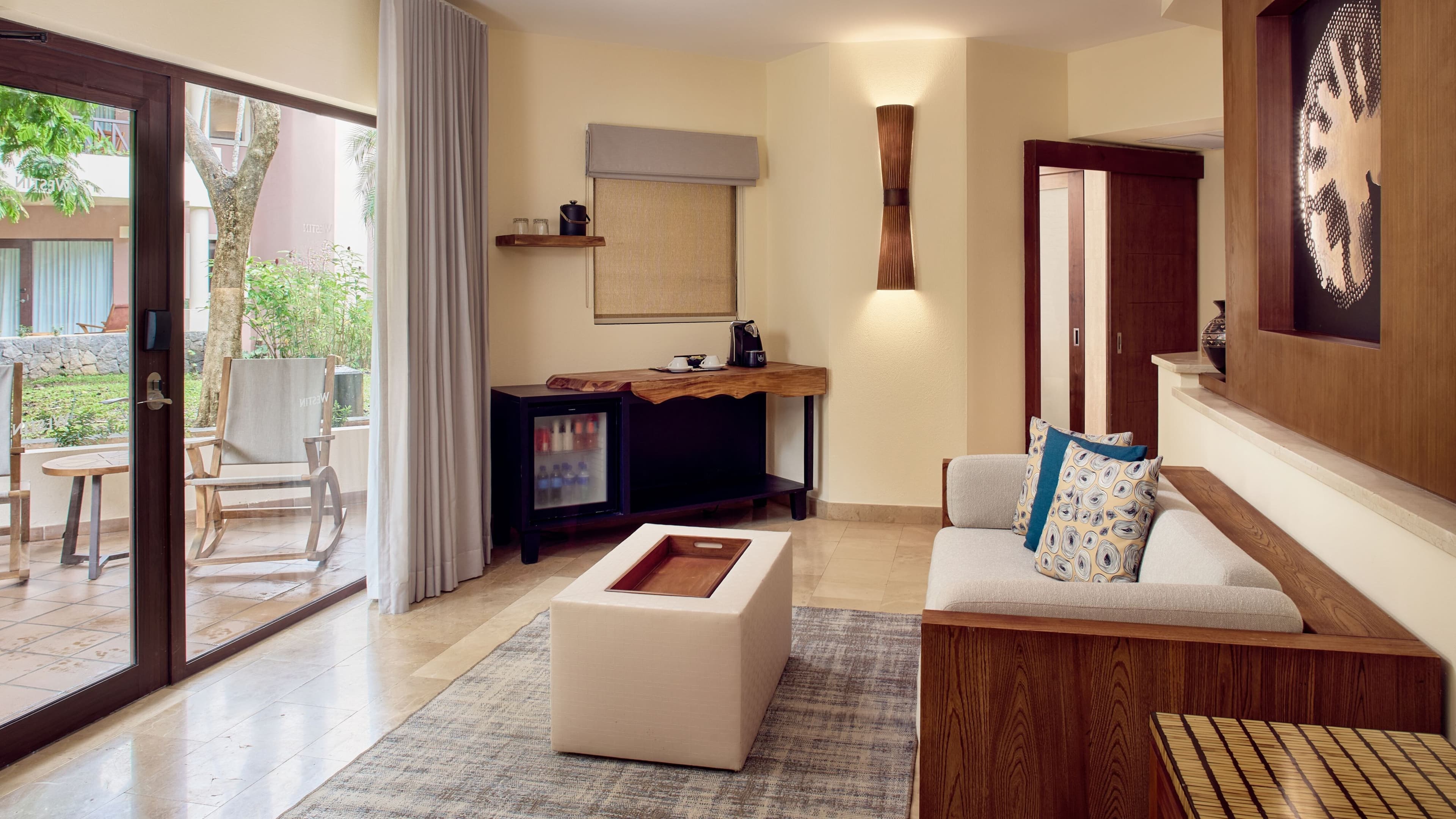 Deluxe Jr Suite - Image 5