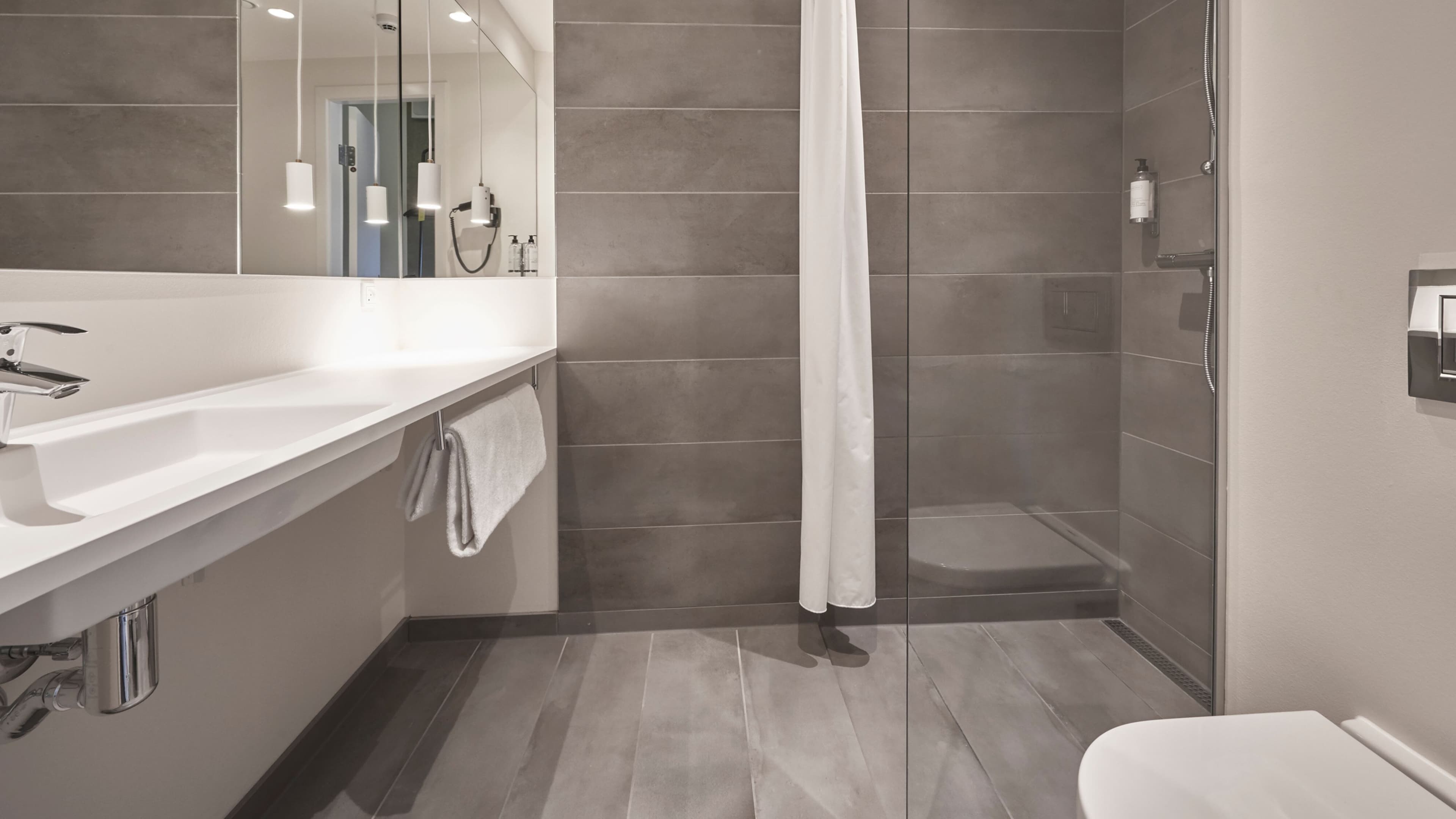Standard Double Room - Image 7