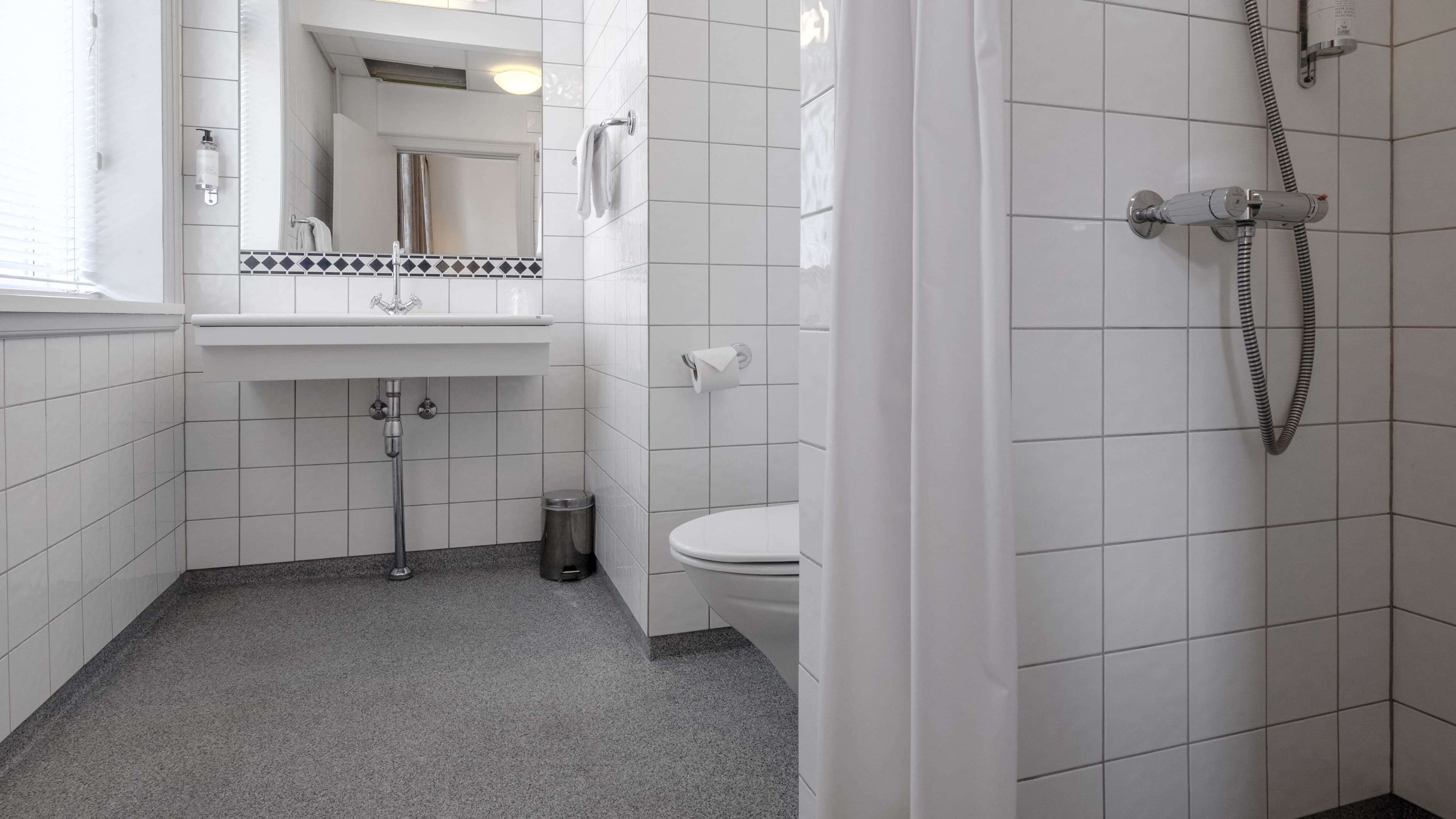 Standard Twin Room - Image 4