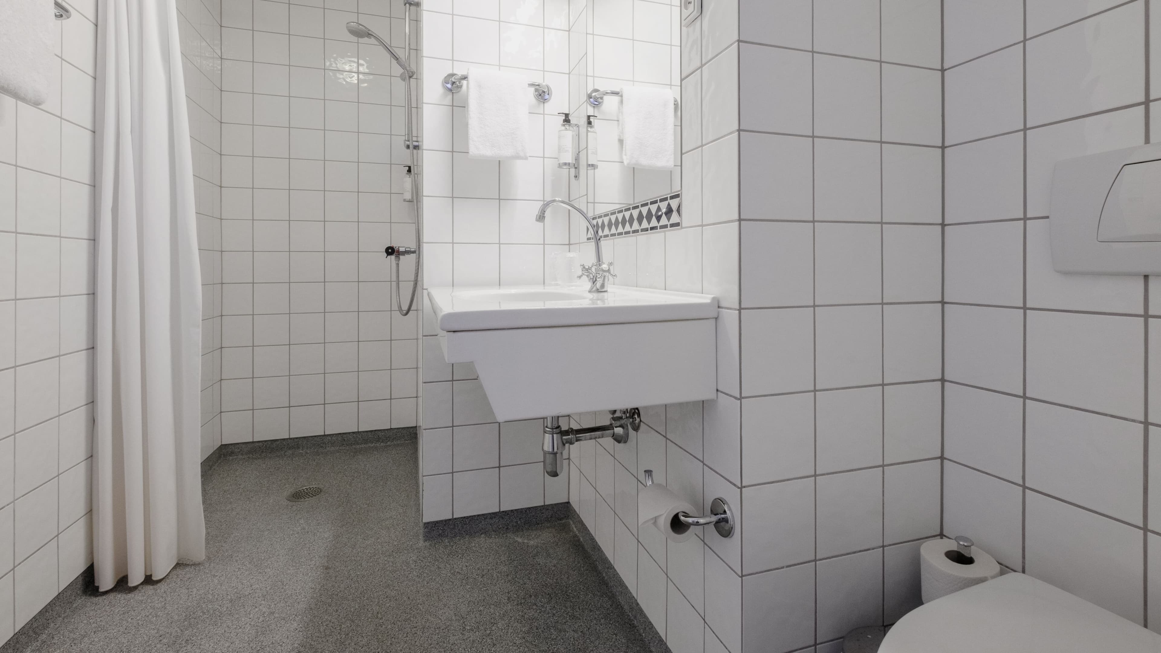 Standard Twin Room - Image 7