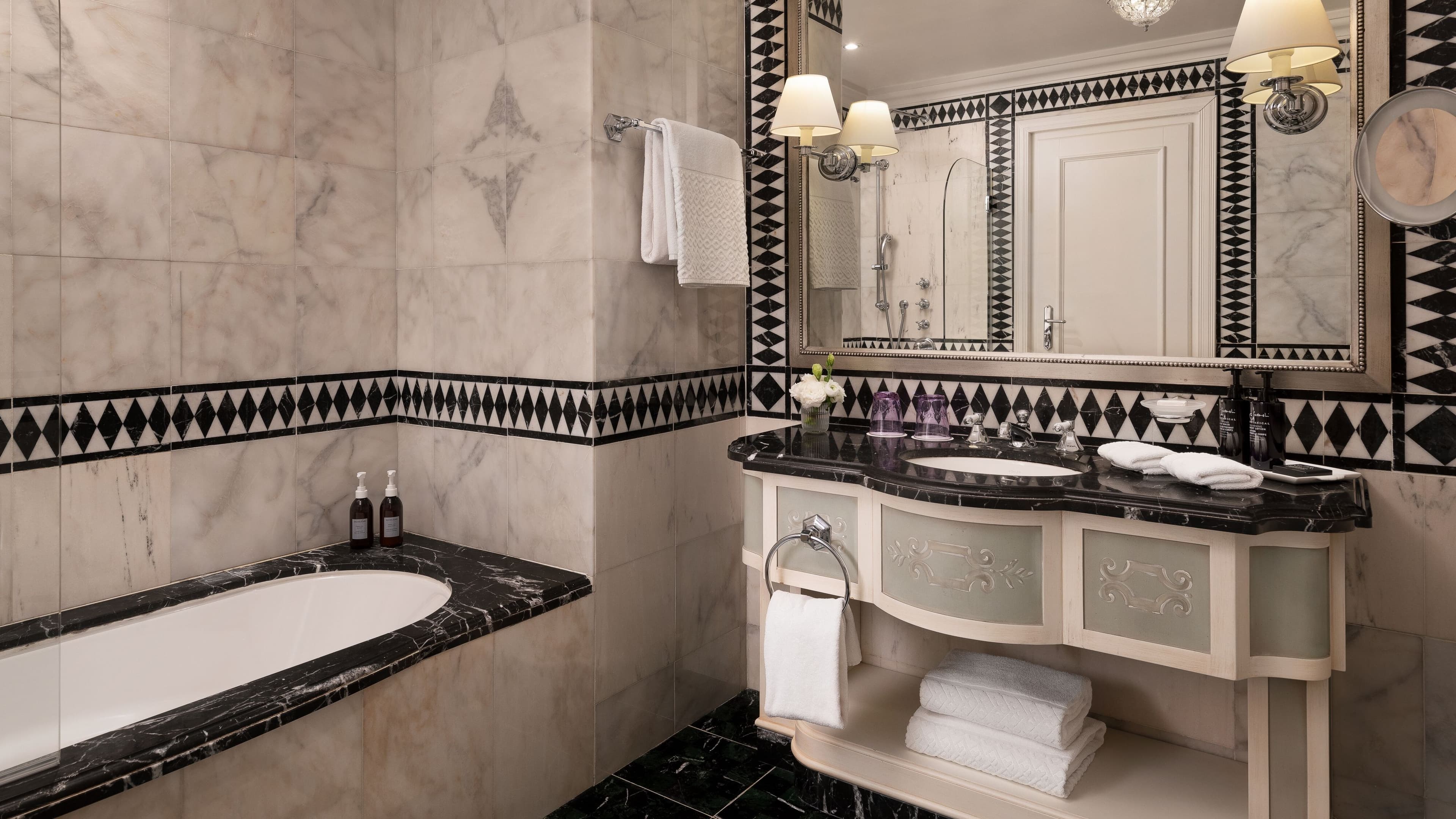 Deluxe Room - Image 5