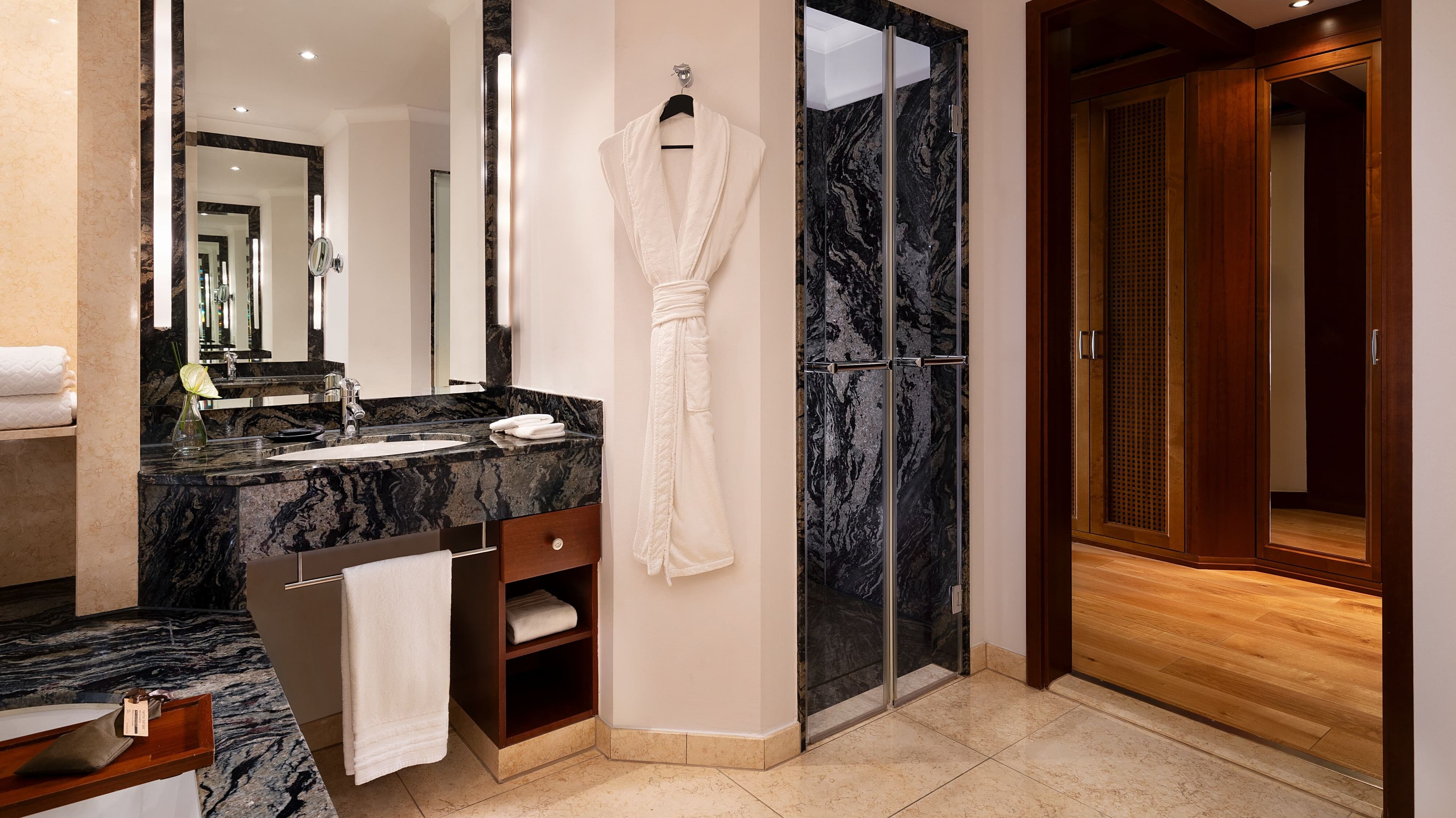 Grand Deluxe Sea View - Image 7