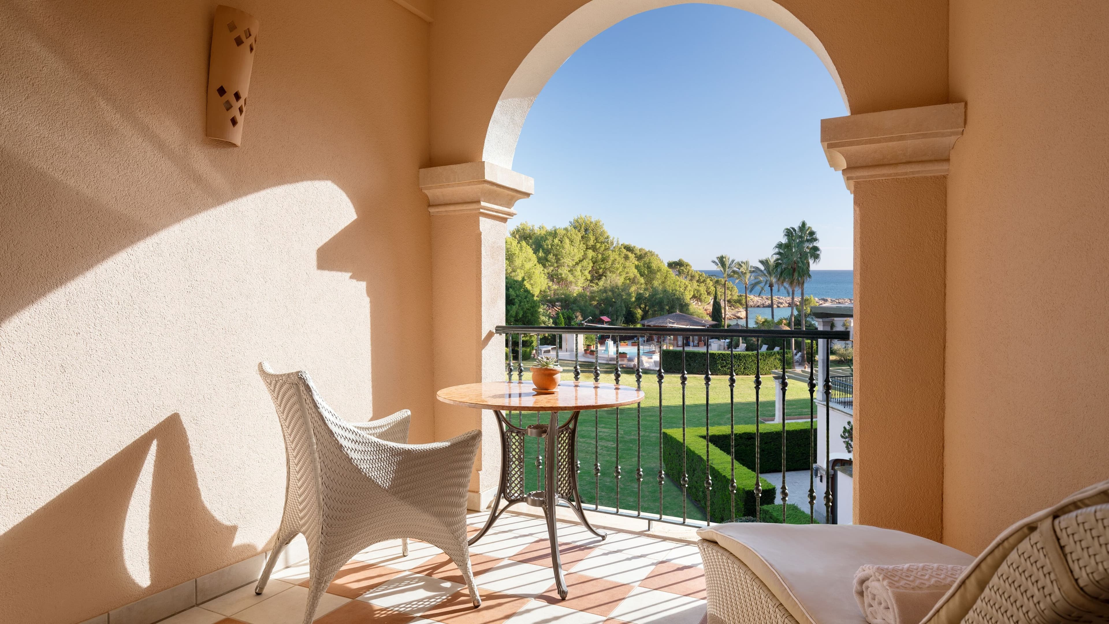 Grand Deluxe Sea View - Image 5