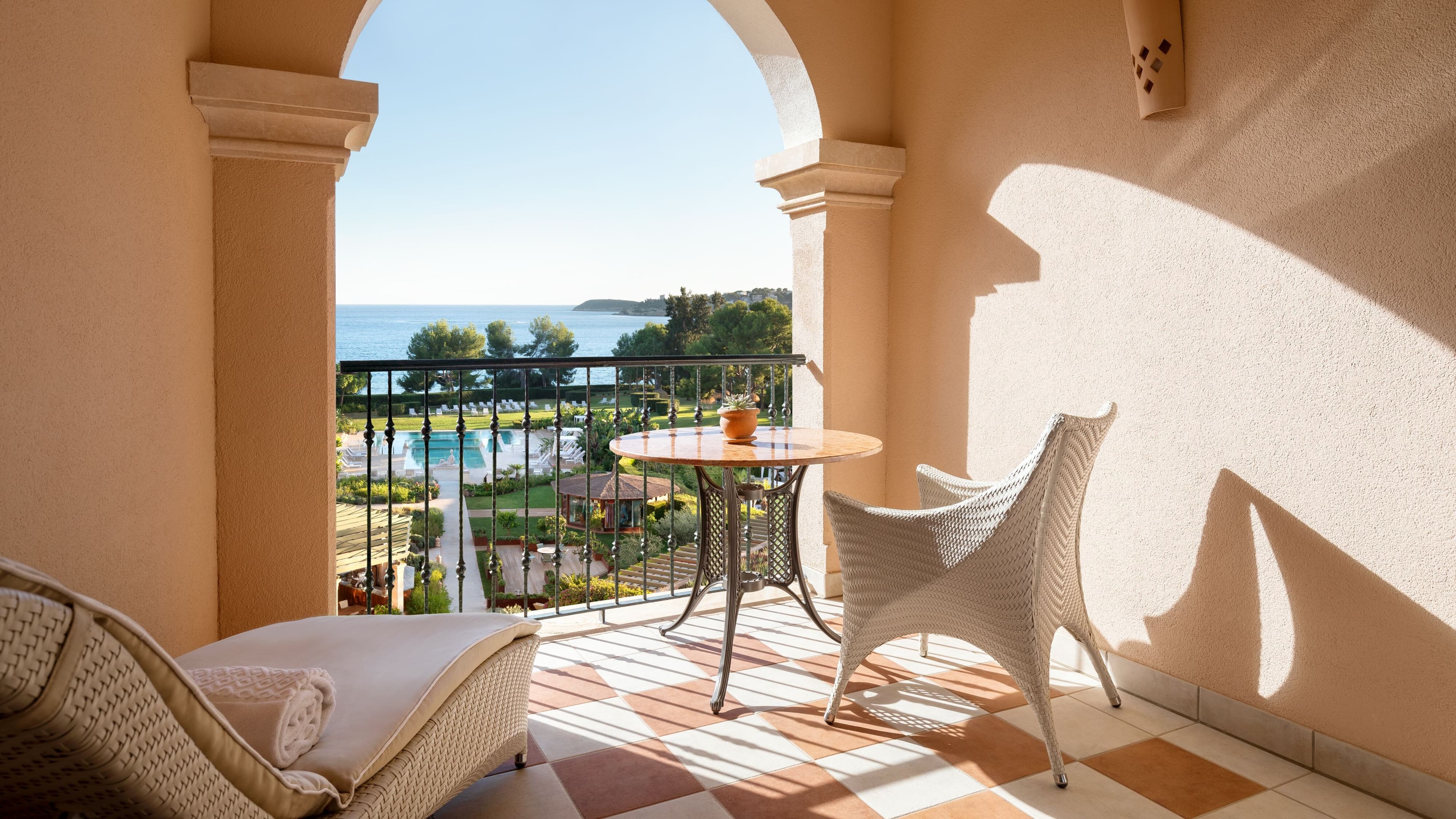 Grand Deluxe Sea View - Image 6