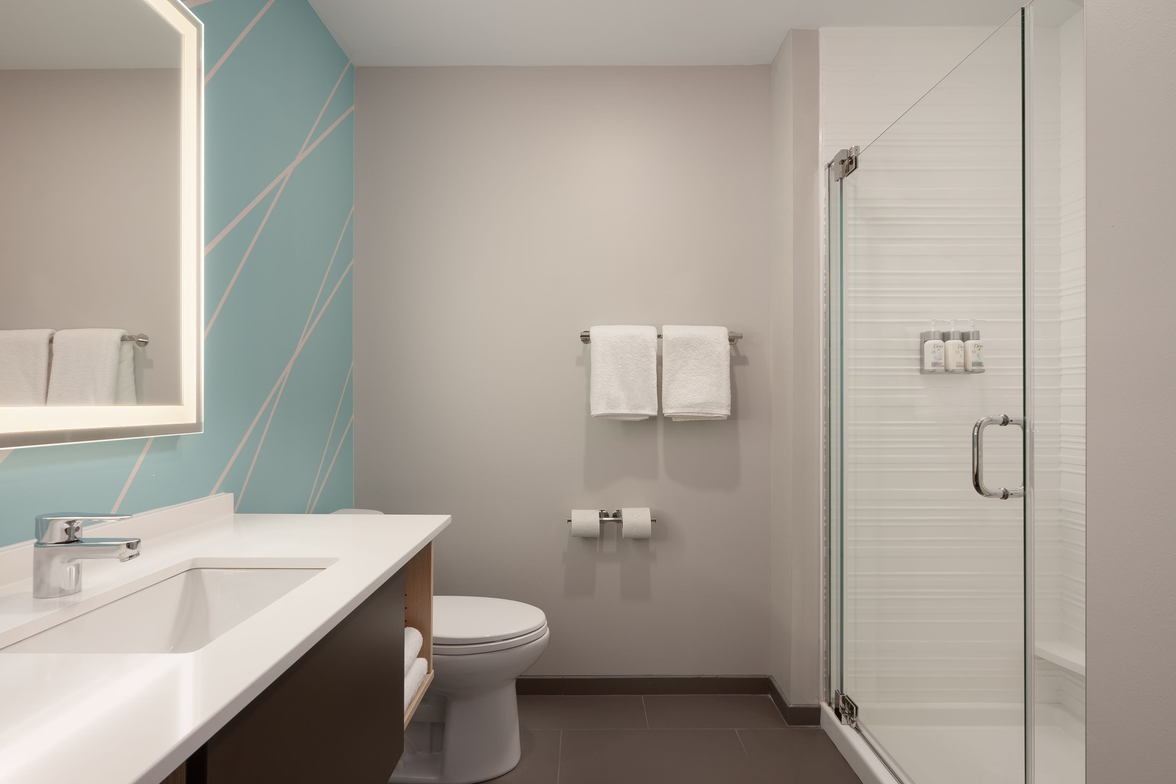avid hotels Oak Creek - Image 5
