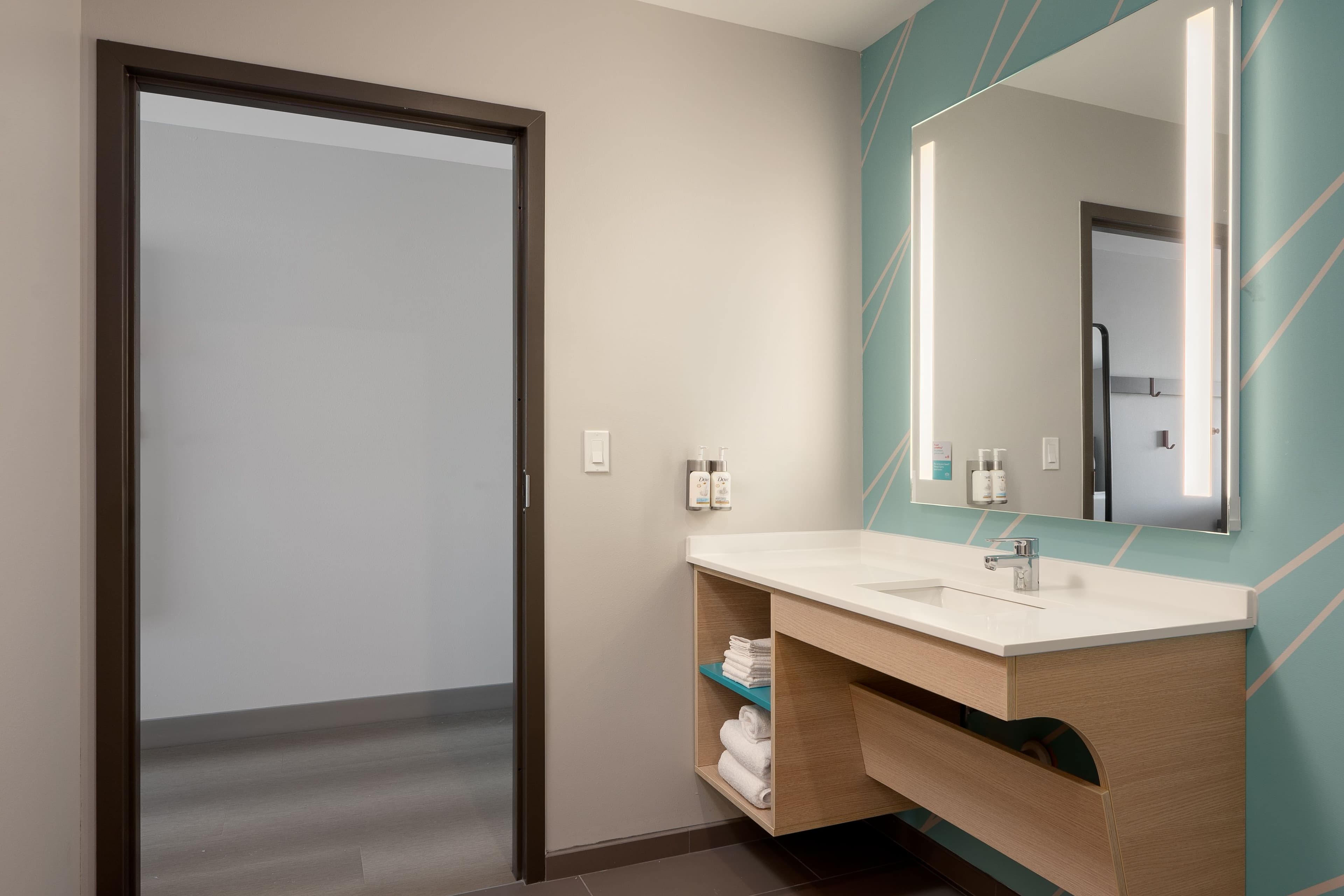 avid hotels Oak Creek — 12