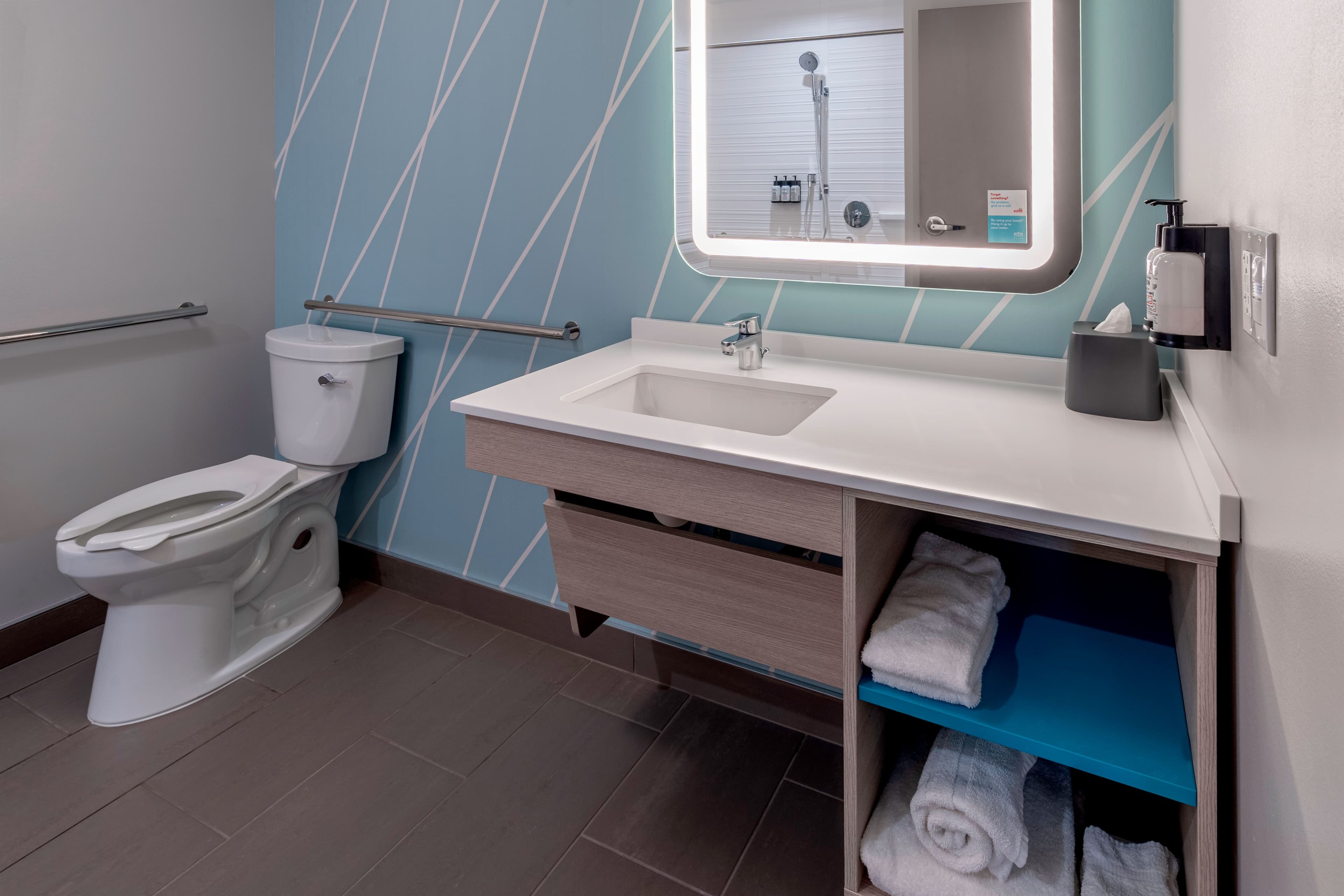 avid hotels Milwaukee West - Waukesha — 11