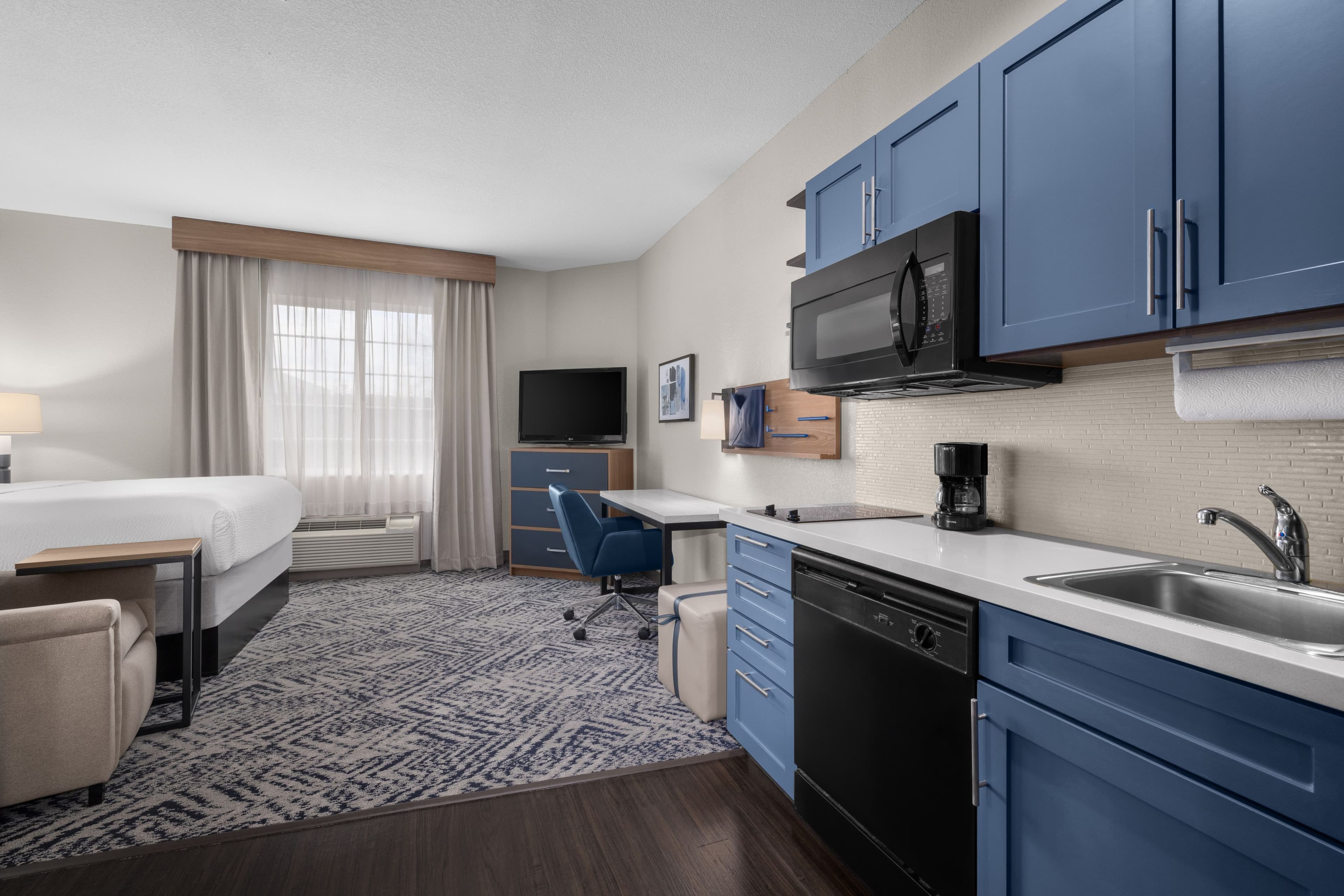 Candlewood Suites Alexandria - Image 2
