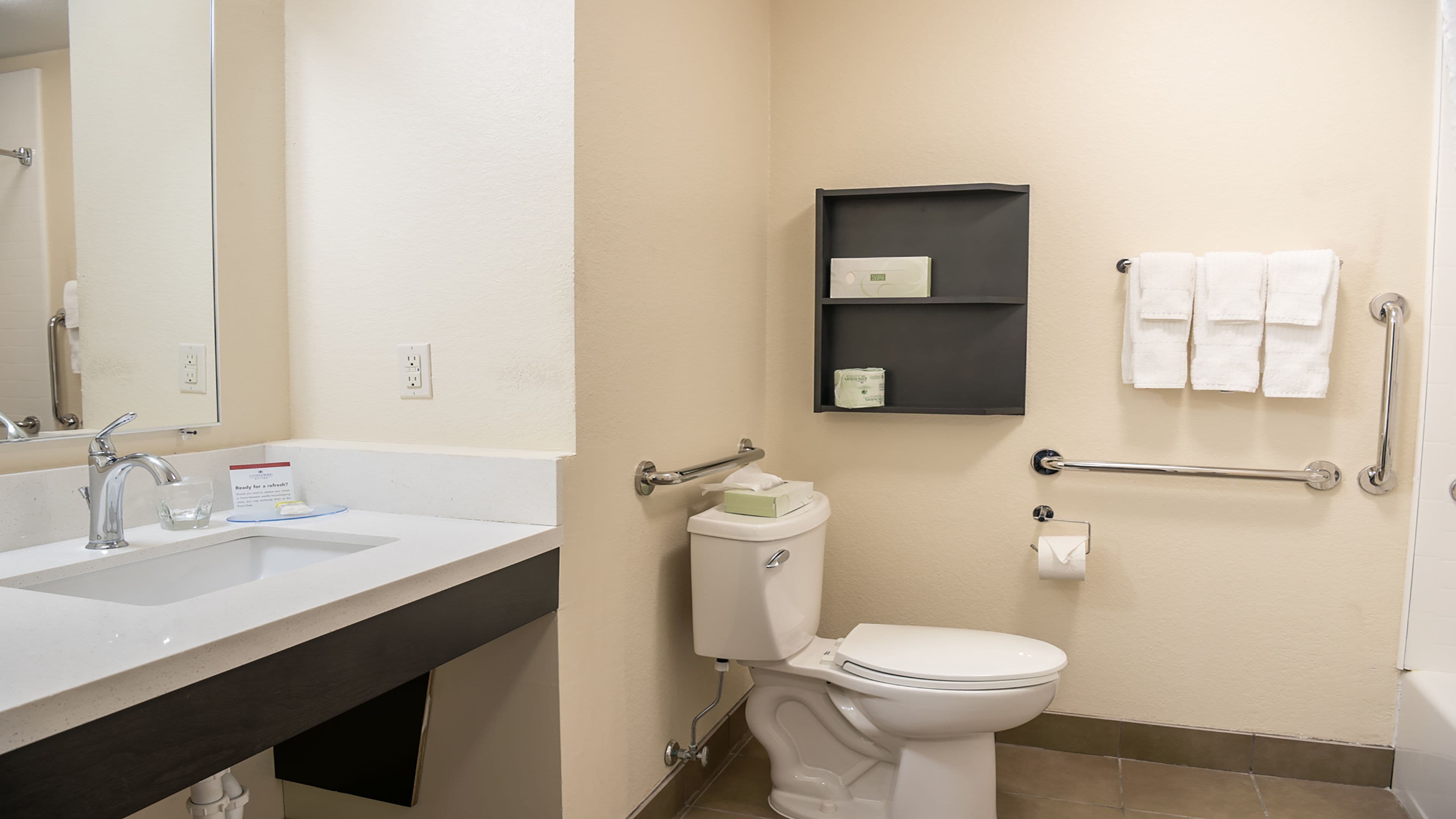 Candlewood Suites Bay City - Image 5