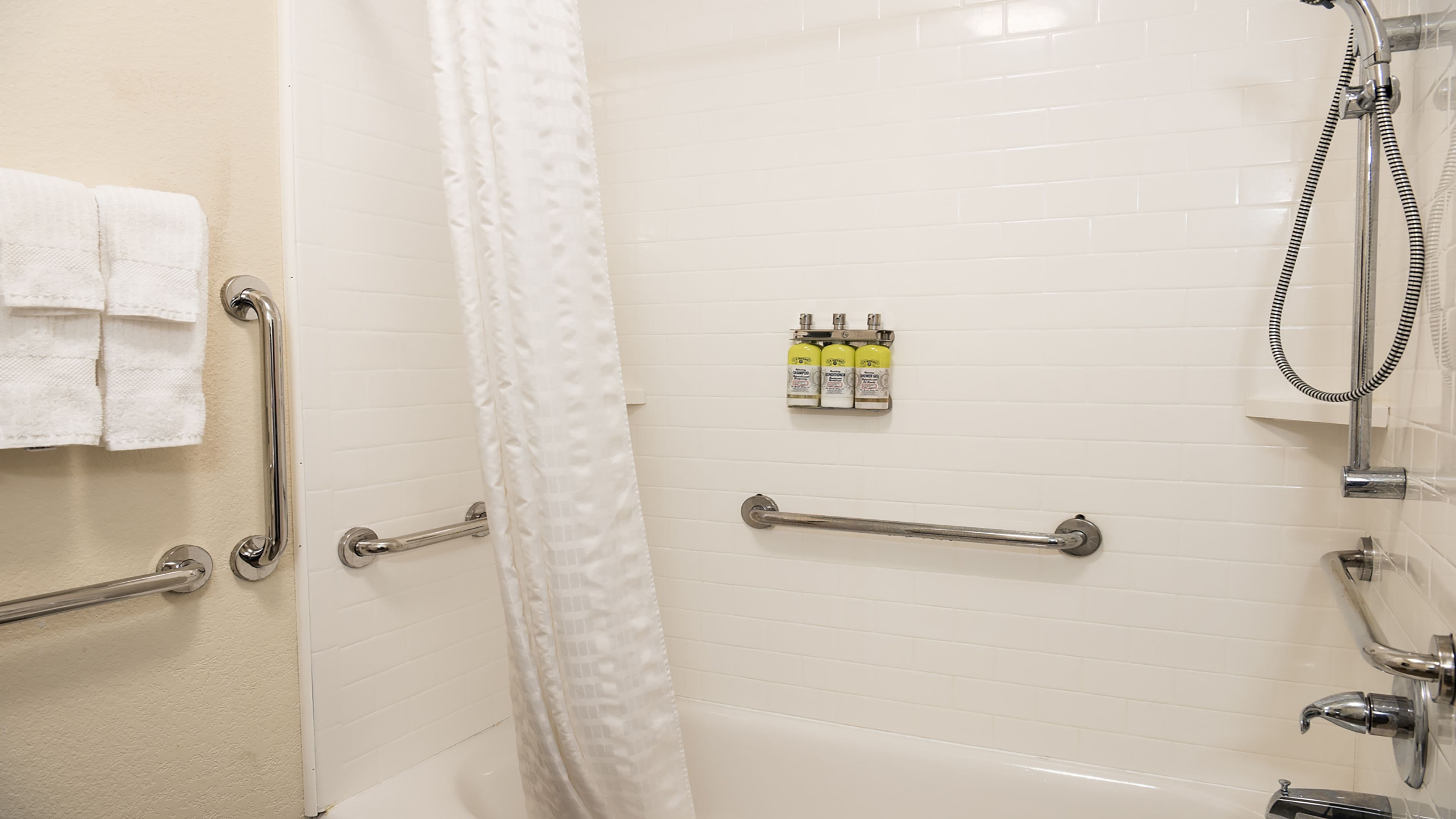 Candlewood Suites Bay City - Image 4