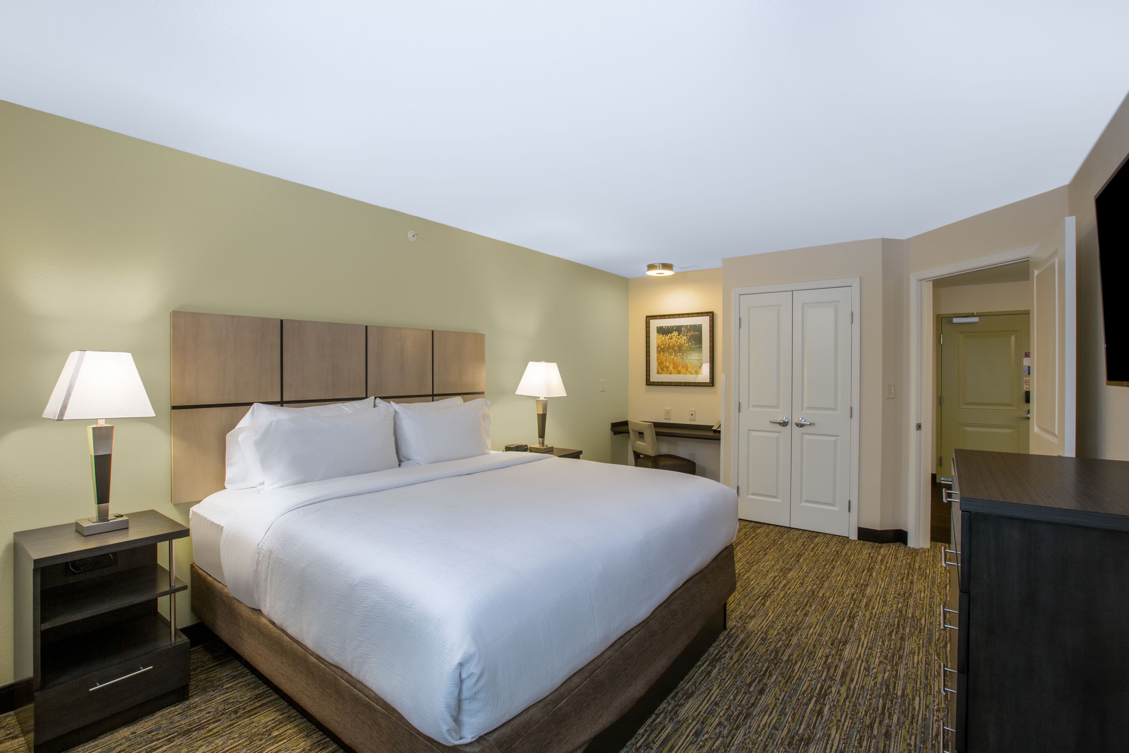 Candlewood Suites Bellevue - Image 3