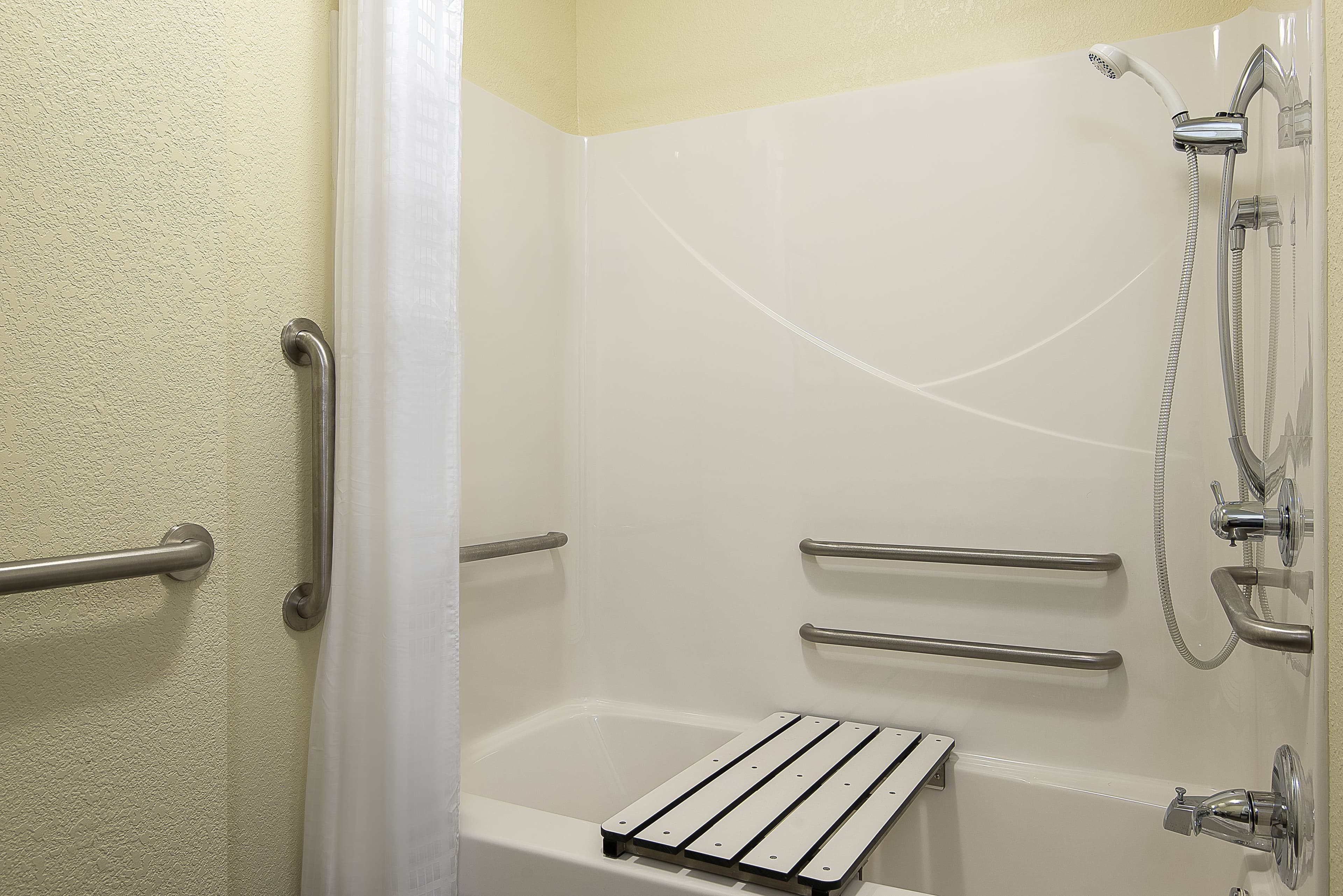 Candlewood Suites Bloomington - Image 4