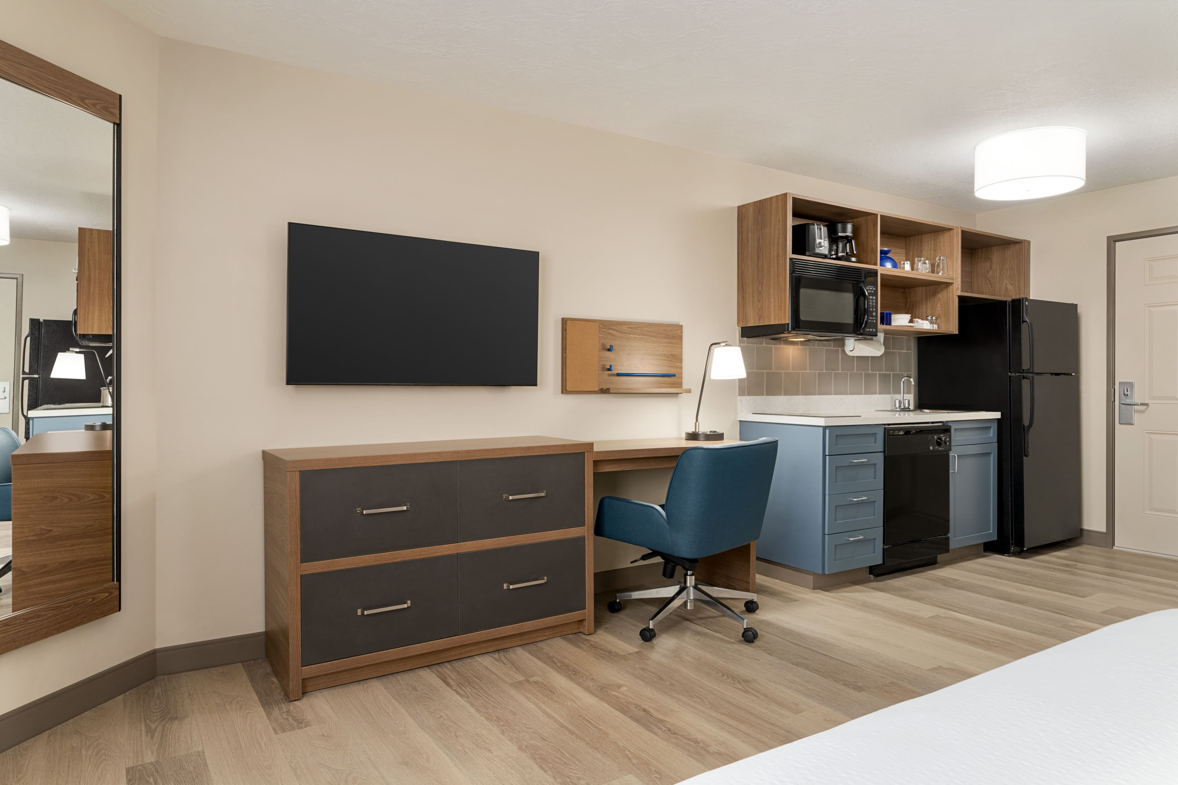 1 Queen Bed Studio Suite - Image 4
