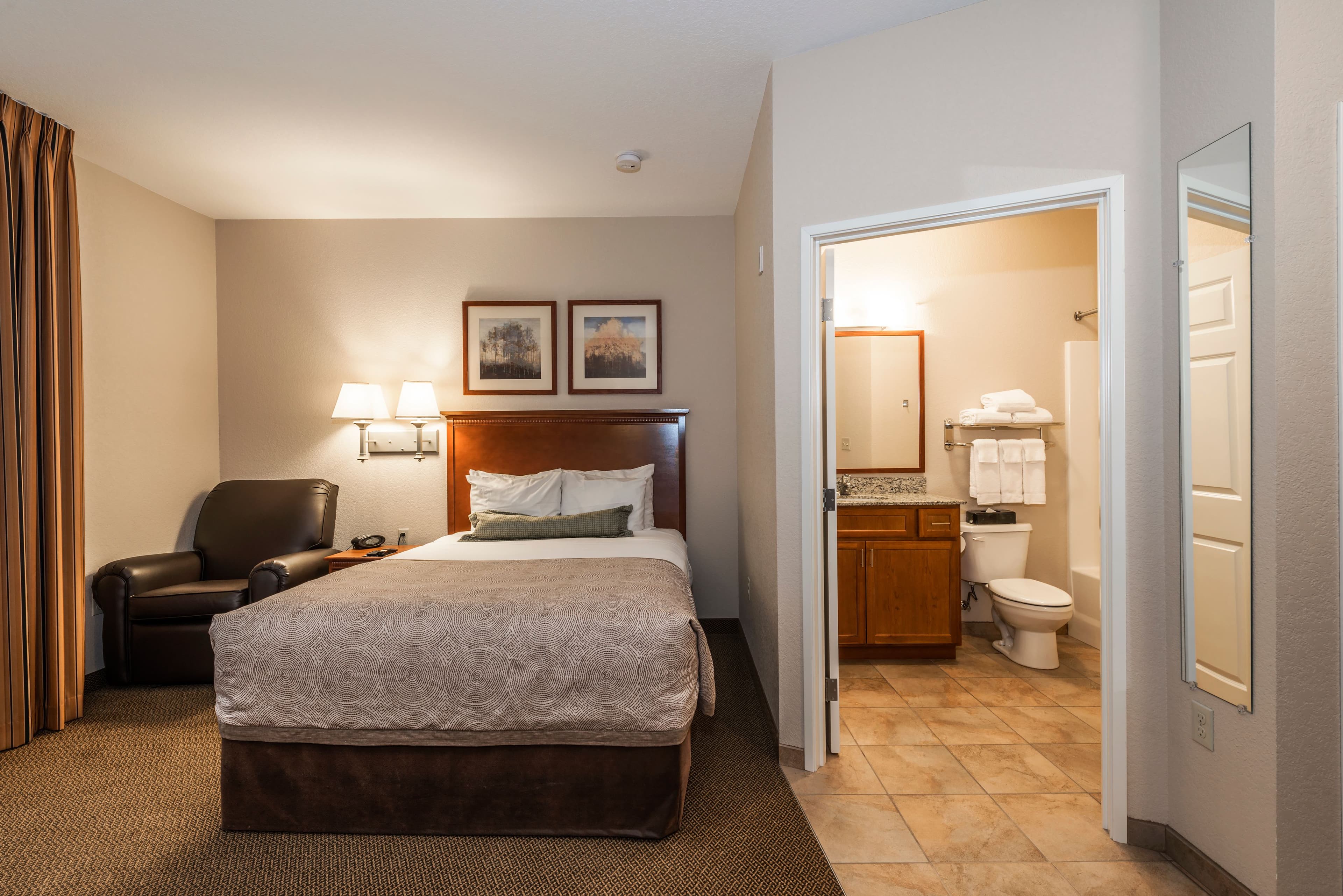 Candlewood Suites Burlington — 8