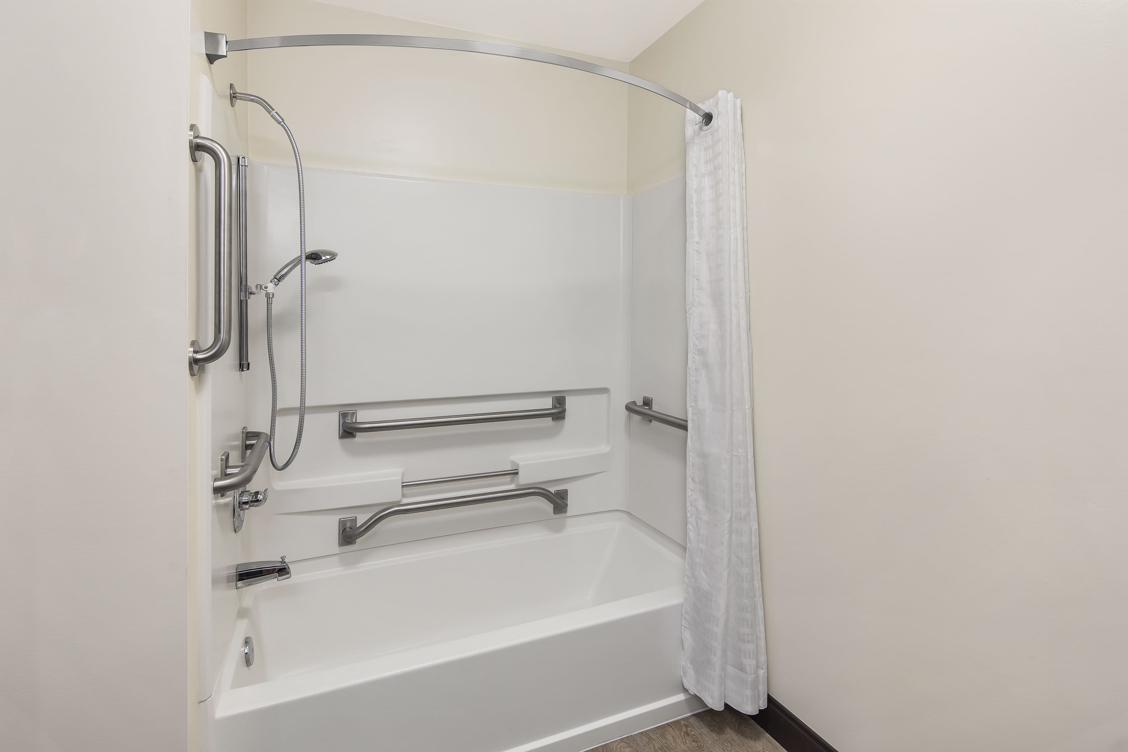 1 Queen Studio Suite Comm Accessible Tub - Image 2