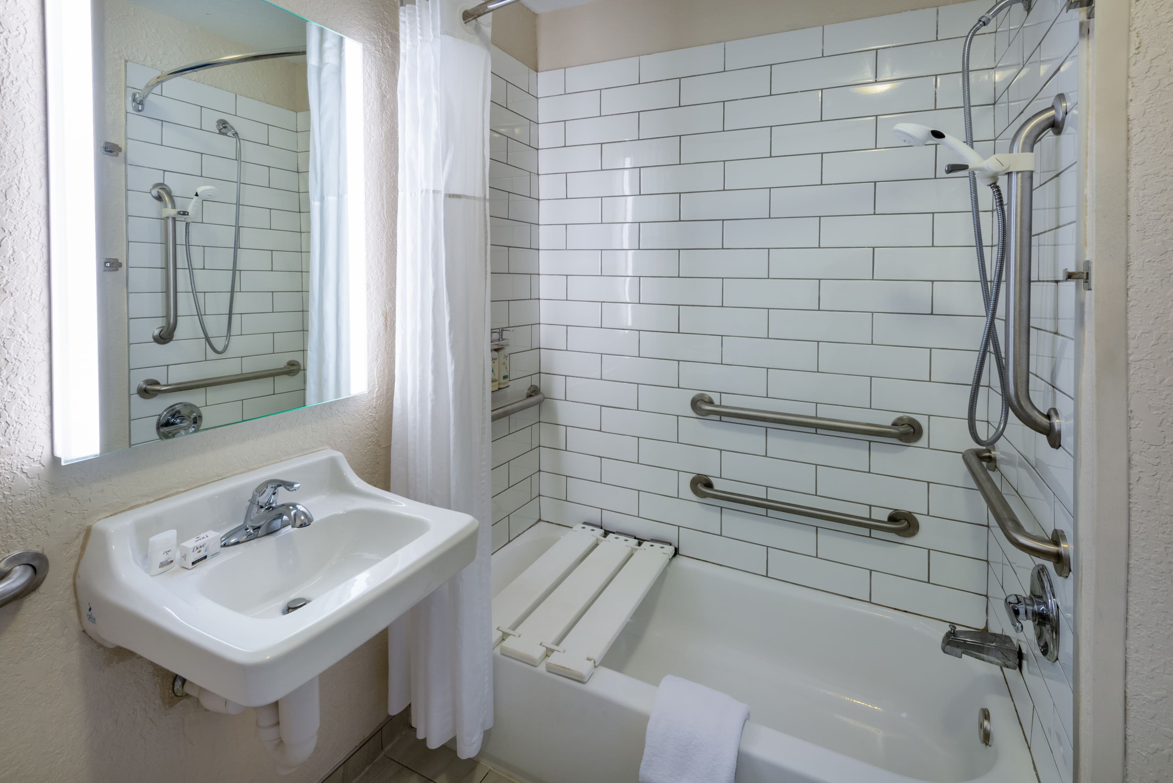 1 Queen Studio Suite Comm Accessible Tub - Image 2