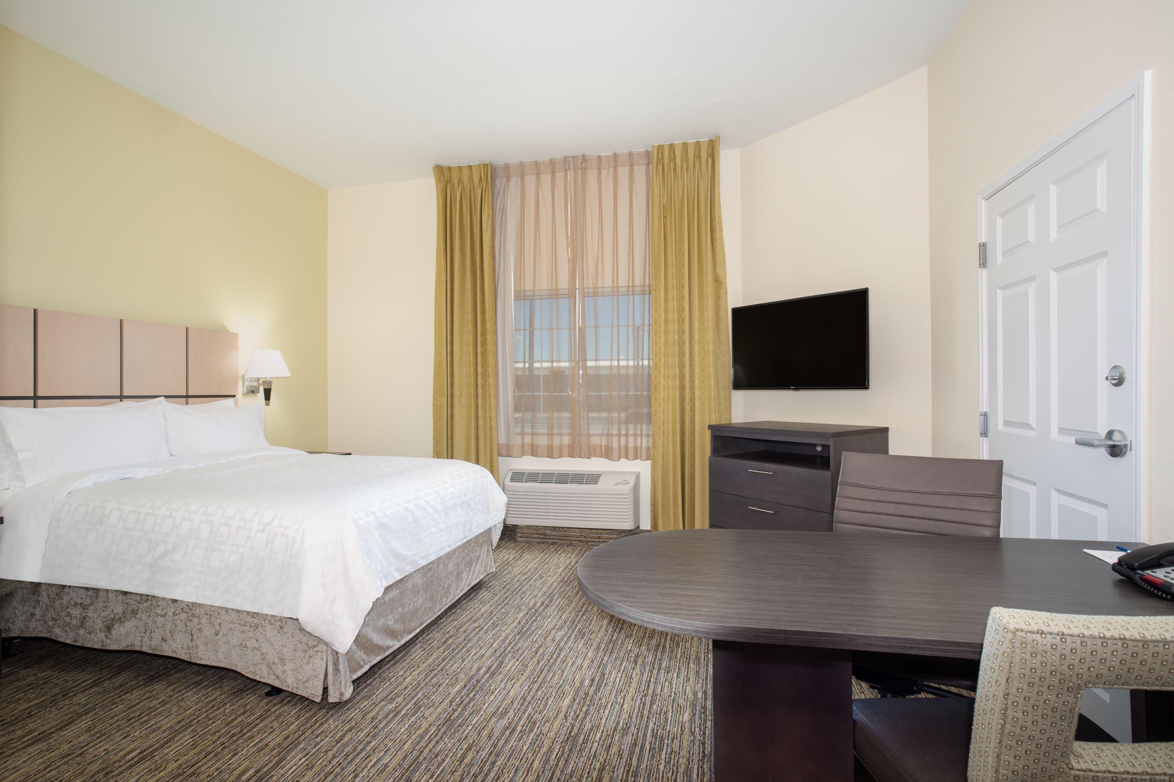 Candlewood Suites Cheyenne - Image 4