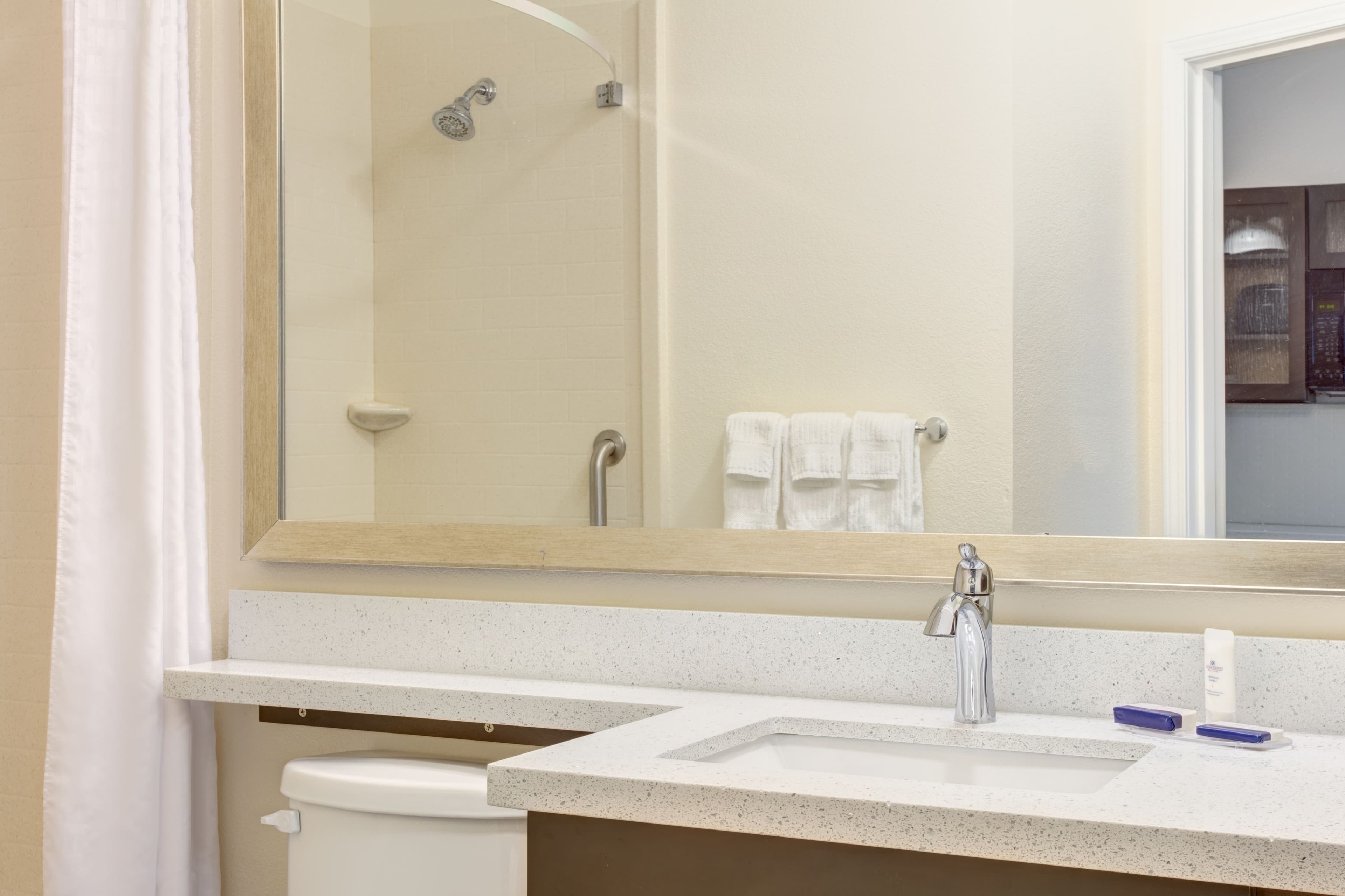 1 Queen Studio Suite - Image 3