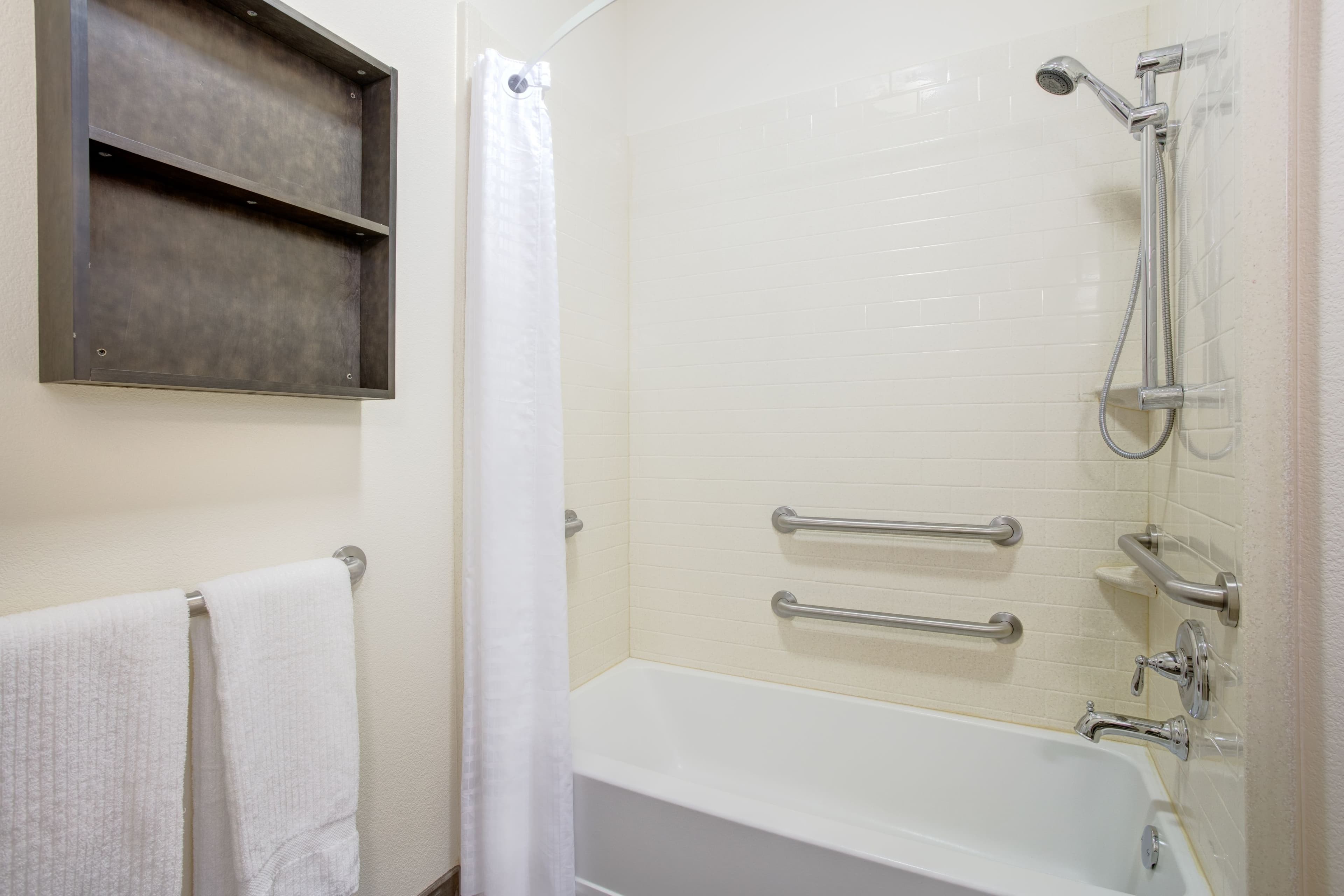 Candlewood Suites Cut Off - Galliano - Image 3