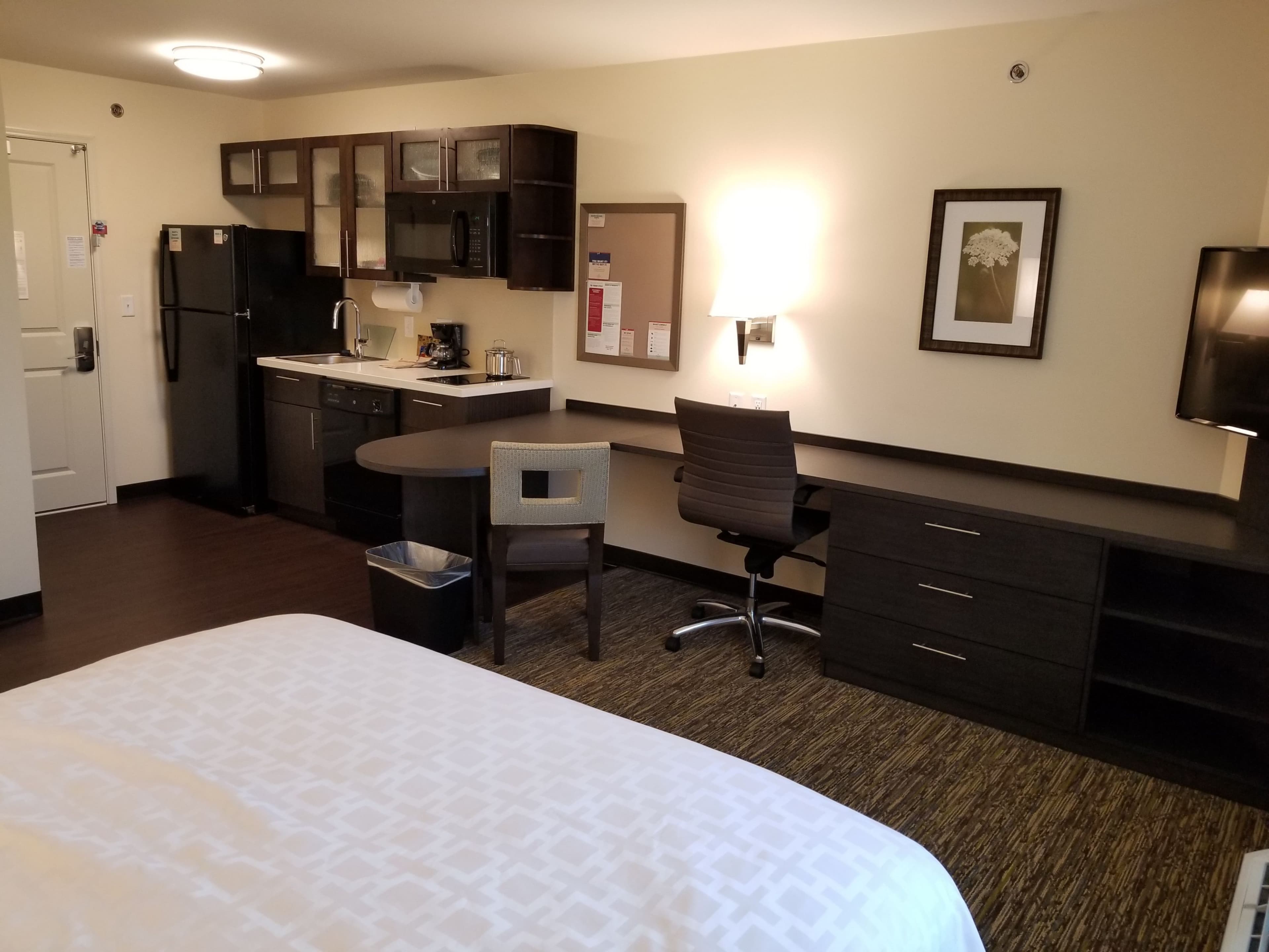 Candlewood Suites Davenport - Image 3