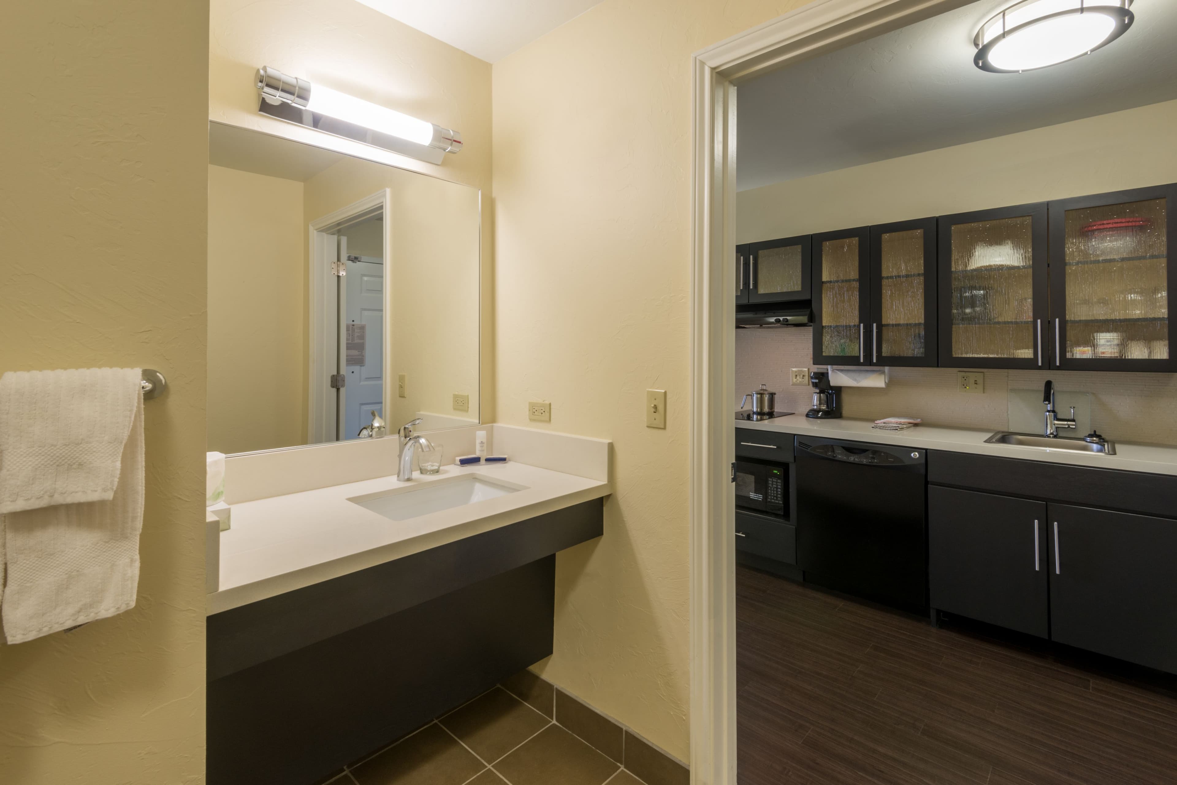 Candlewood Suites Midwest City - Image 5