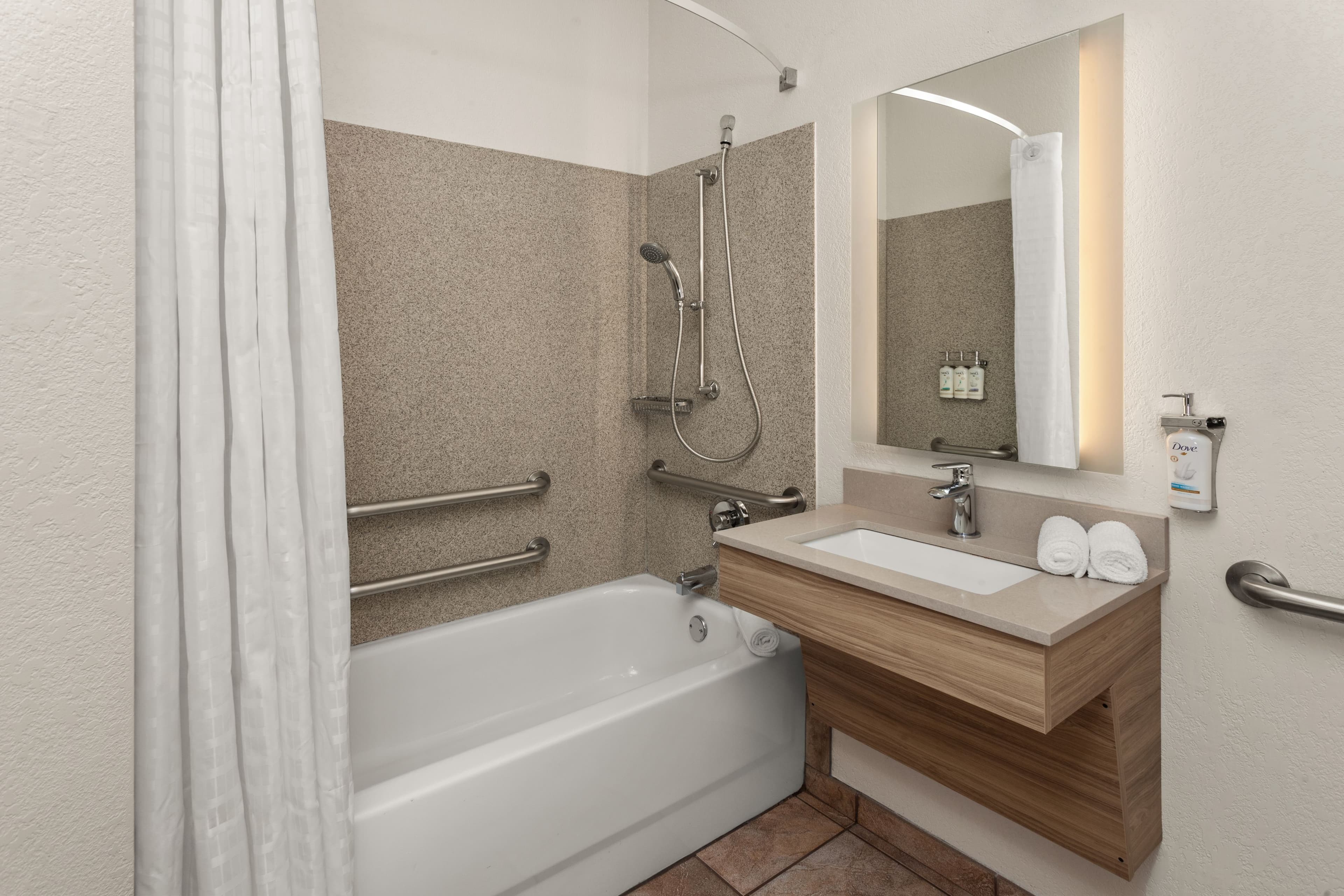 1 King Bed Studio Suite Mobil Access Tub - Image 4