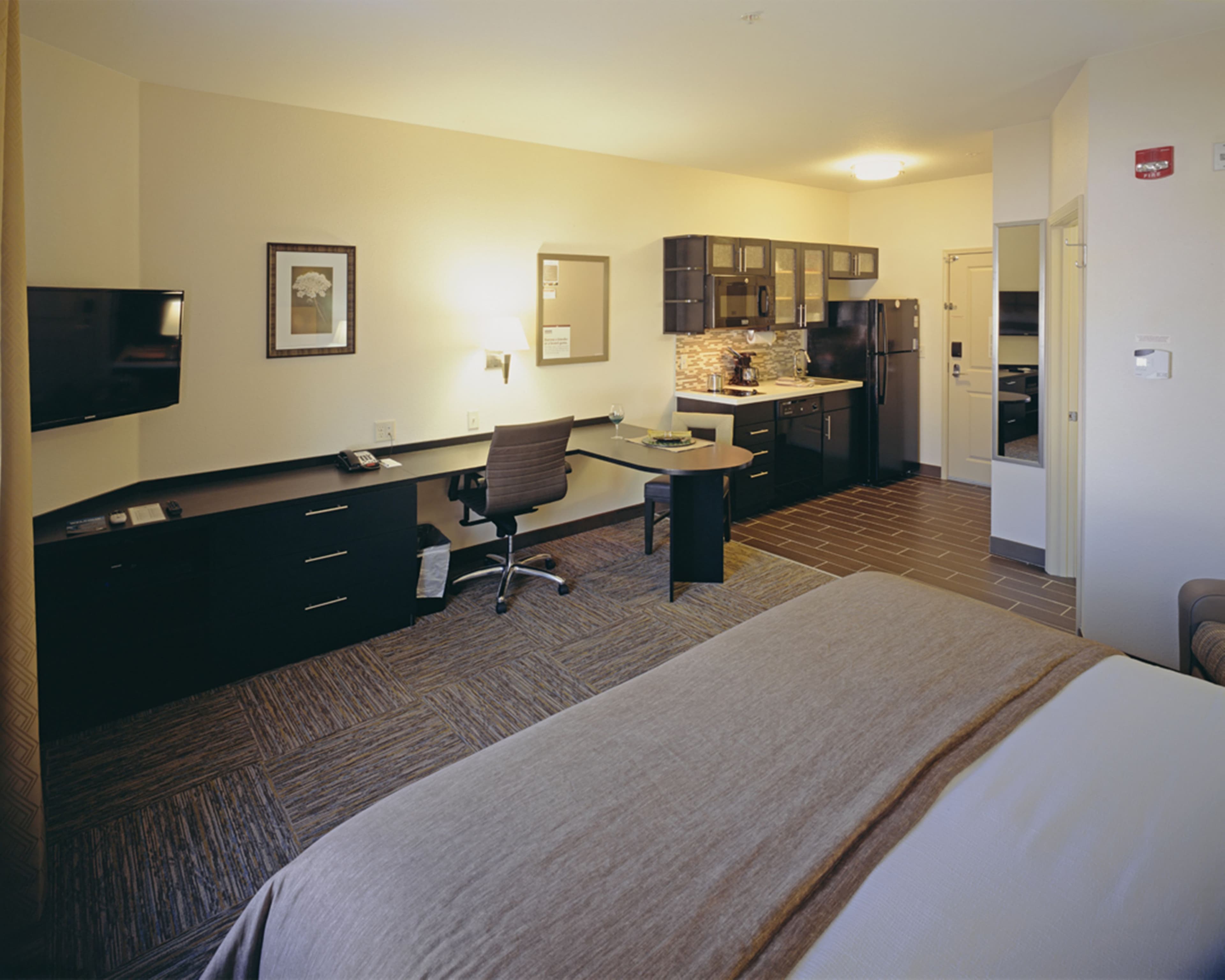 Candlewood Suites Fort Collins - Image 2