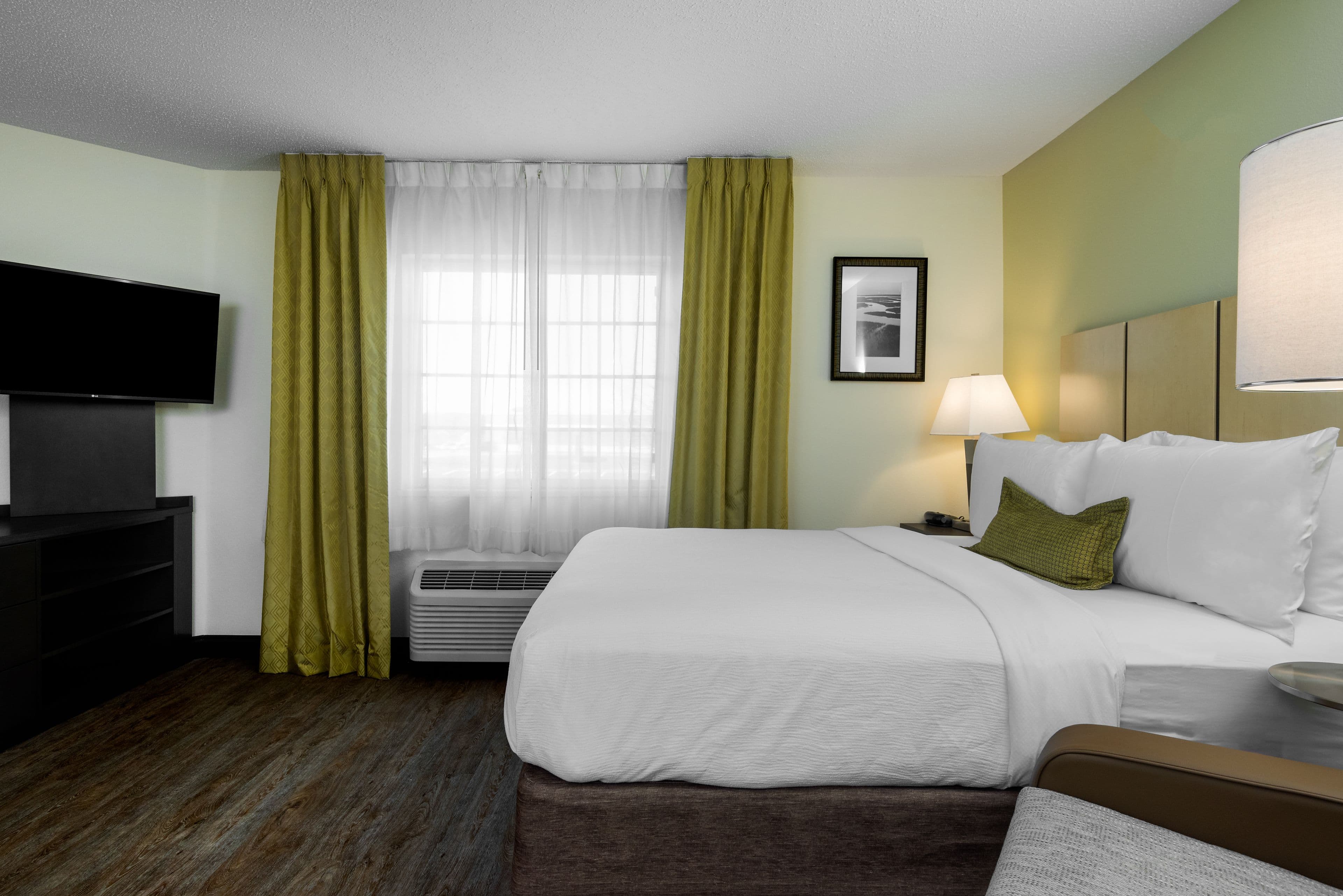 1 Queen Bed Studio Suite - Image 8