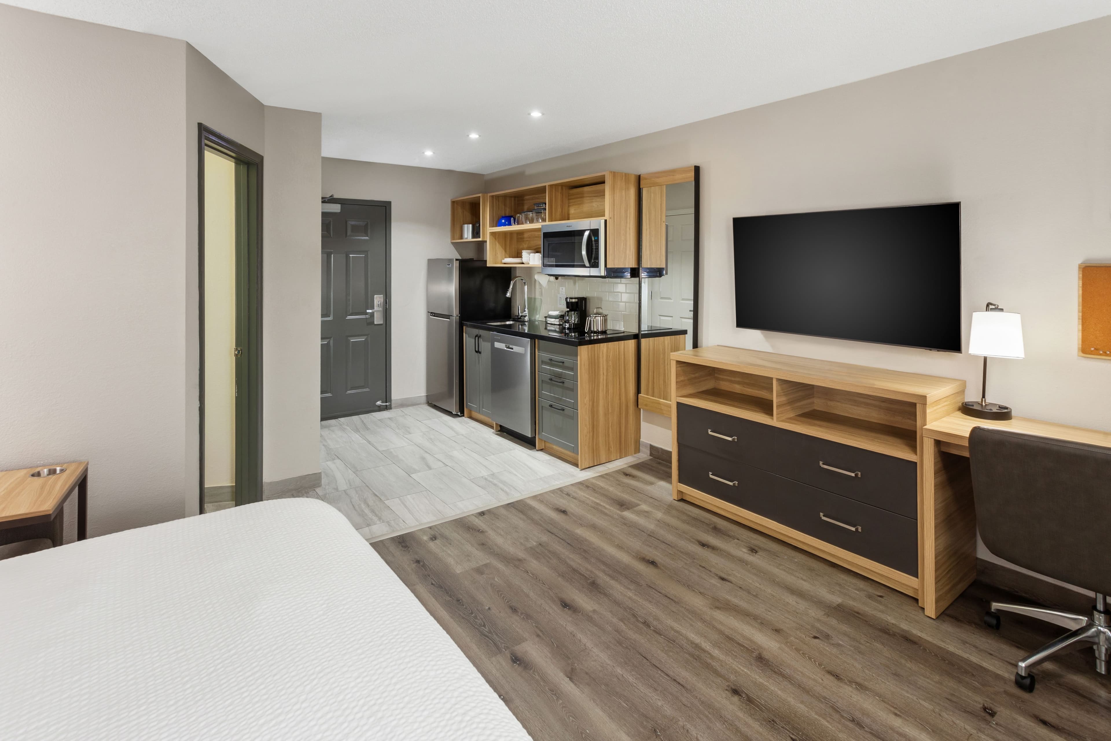 Candlewood Suites Harrisonburg - Image 2