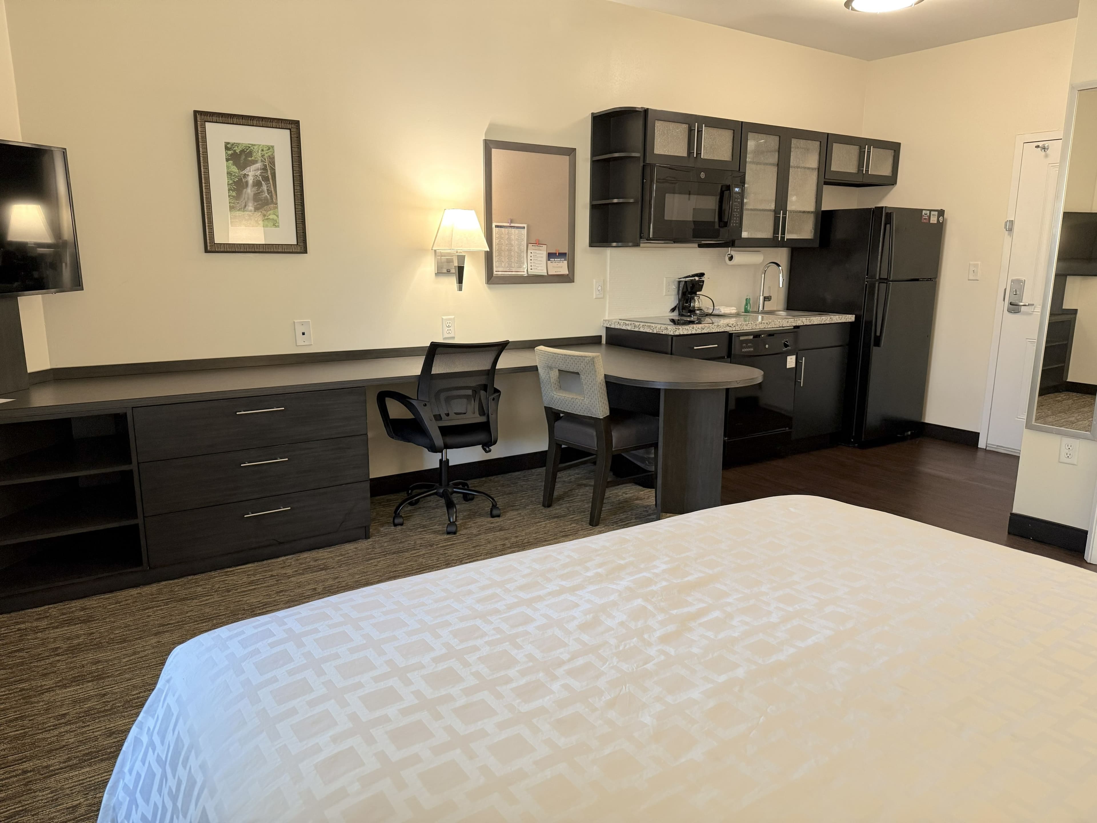 1 Queen Bed Studio Suite - Image 4