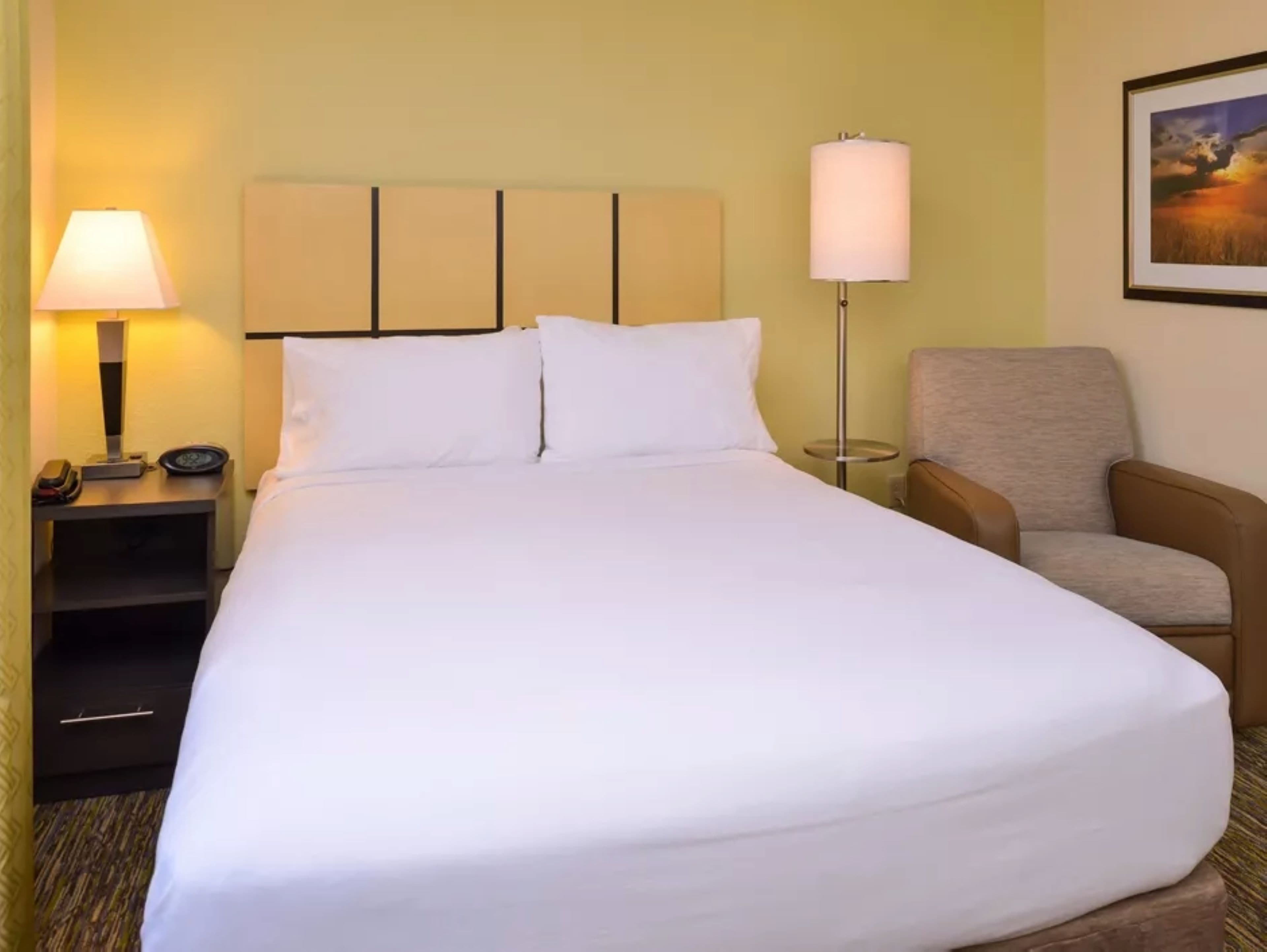 Candlewood Suites Jefferson City - Image 2