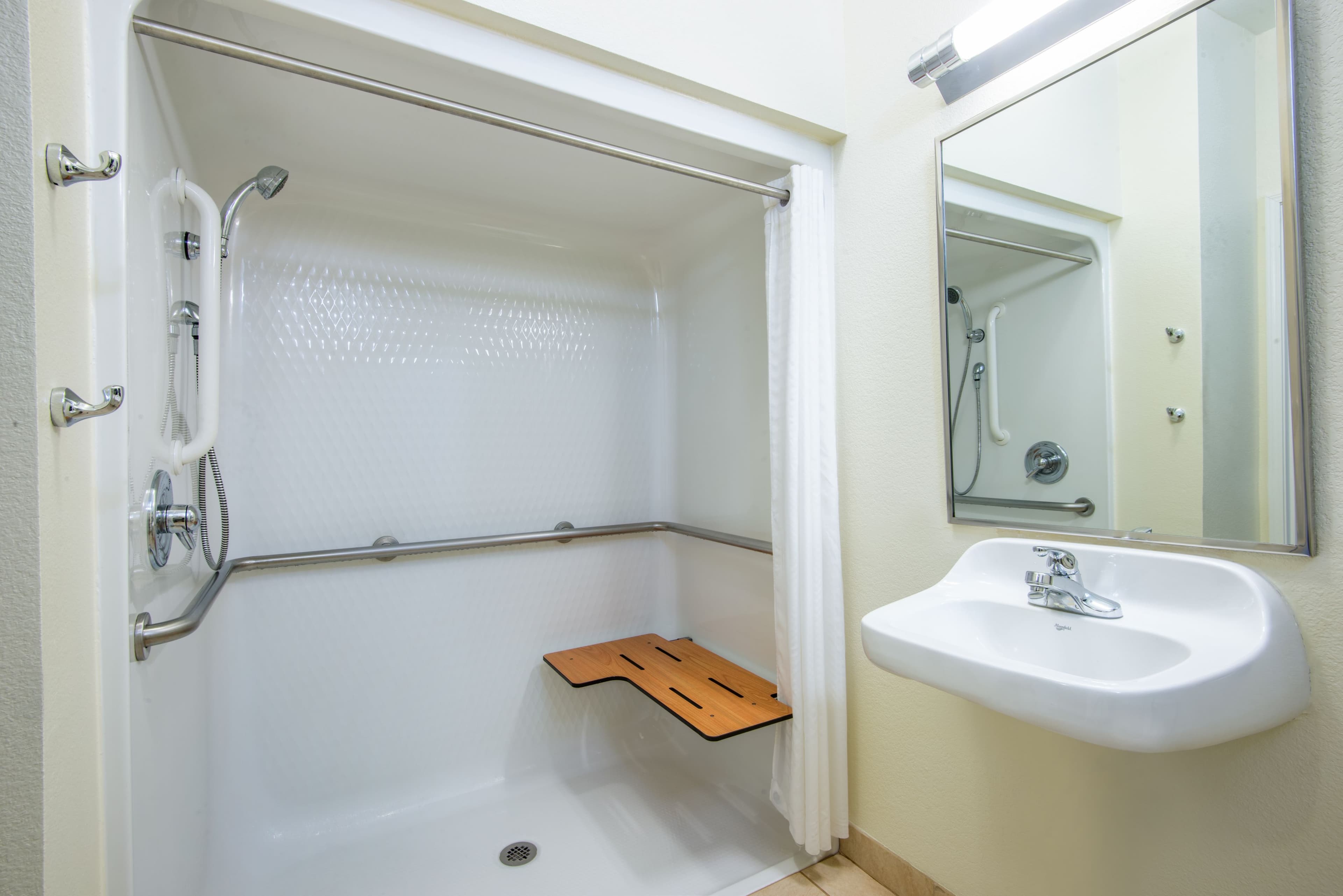 Candlewood Suites Jefferson City - Image 5