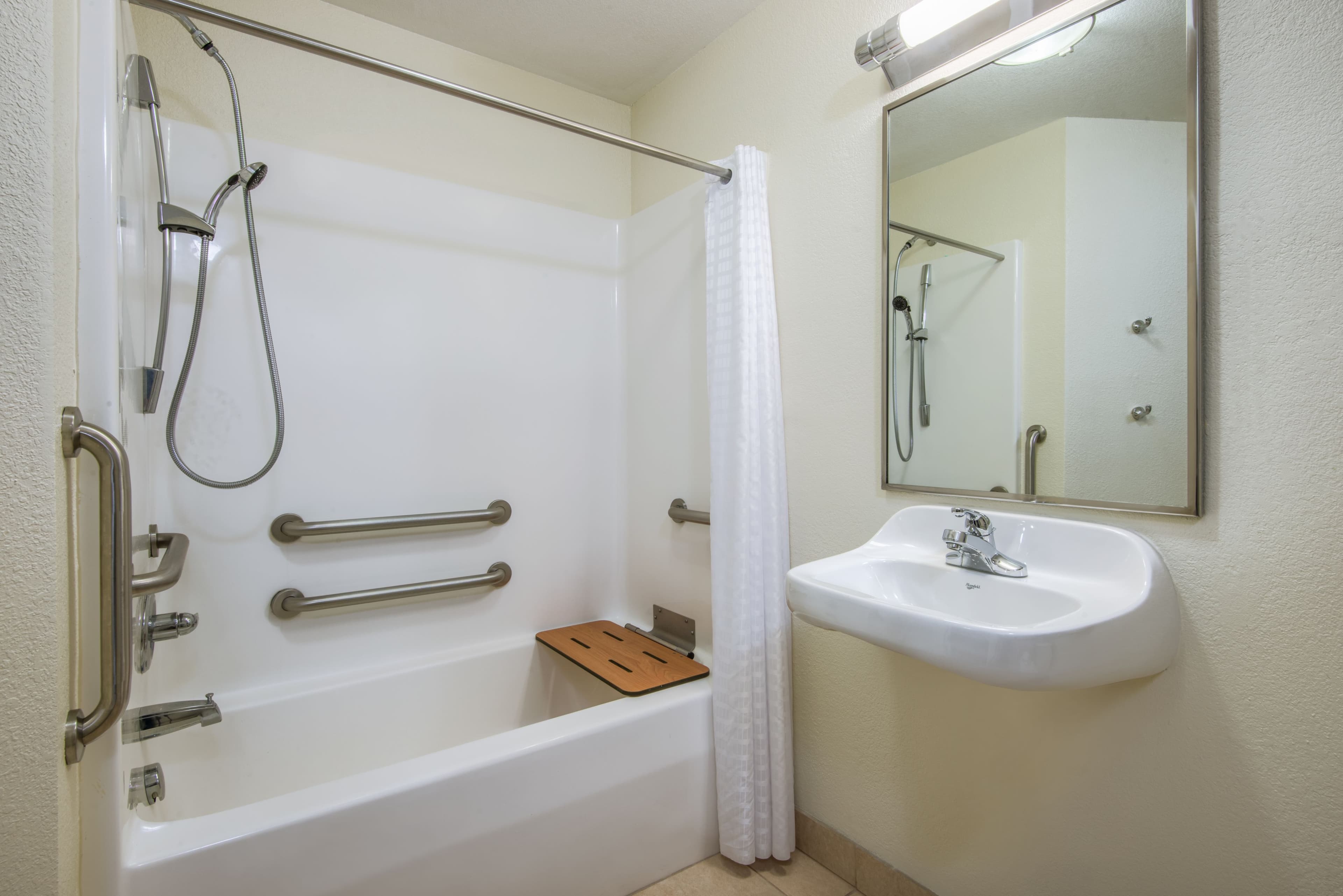 Candlewood Suites Jefferson City — 8