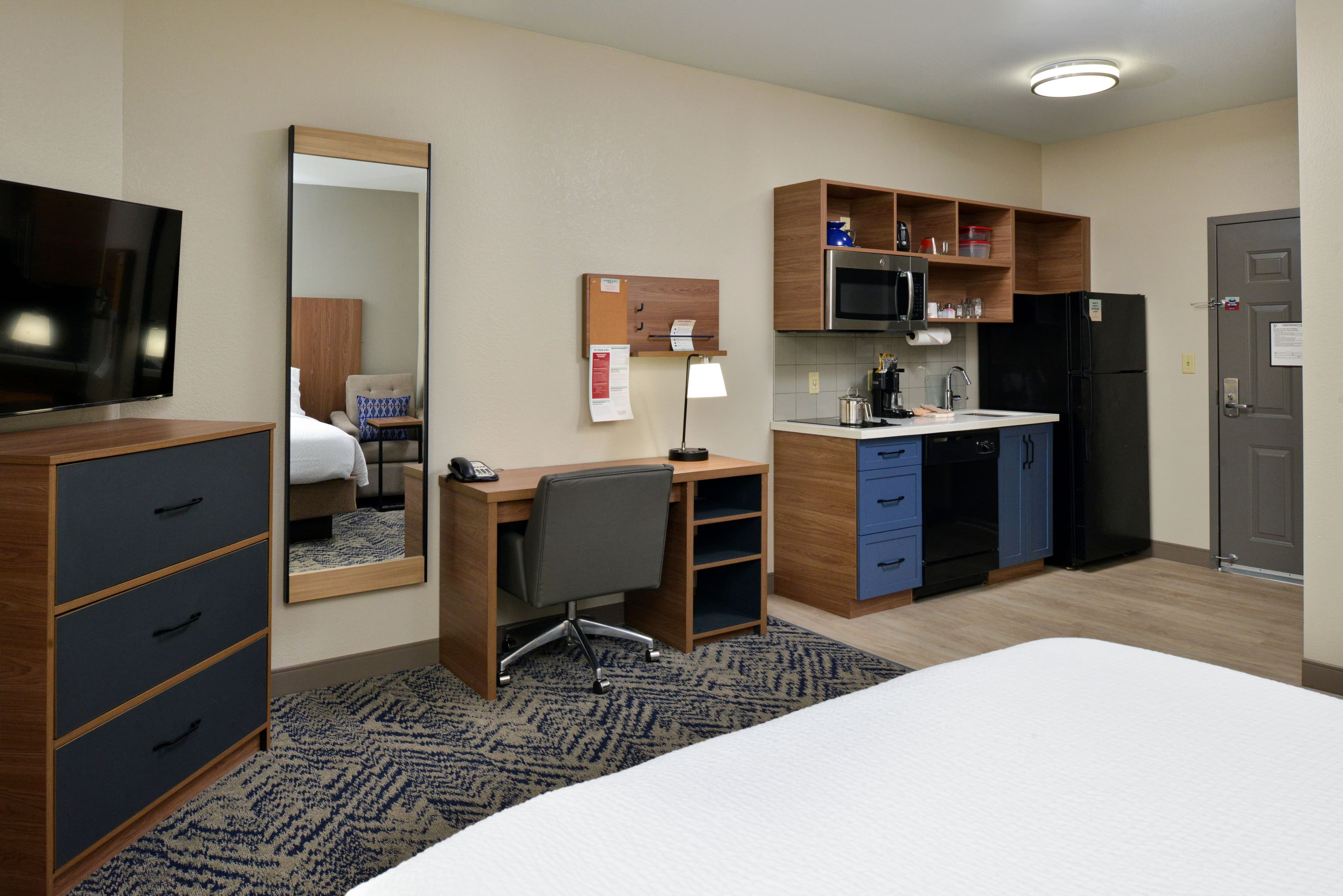 1 Qn Studio Suite Comm Access Tran Shwr - Image 5