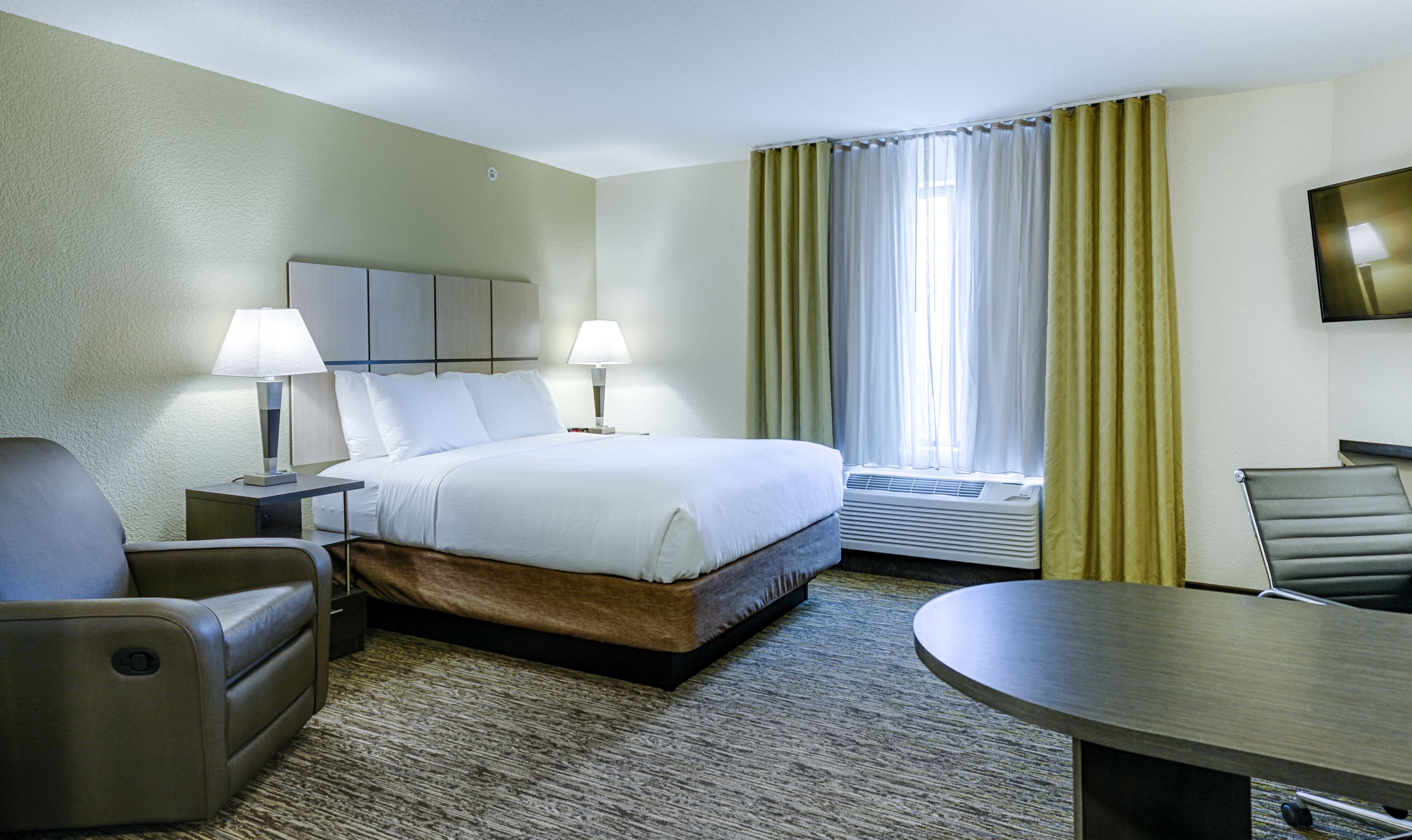 Candlewood Suites Lakeville I-35 - Image 4