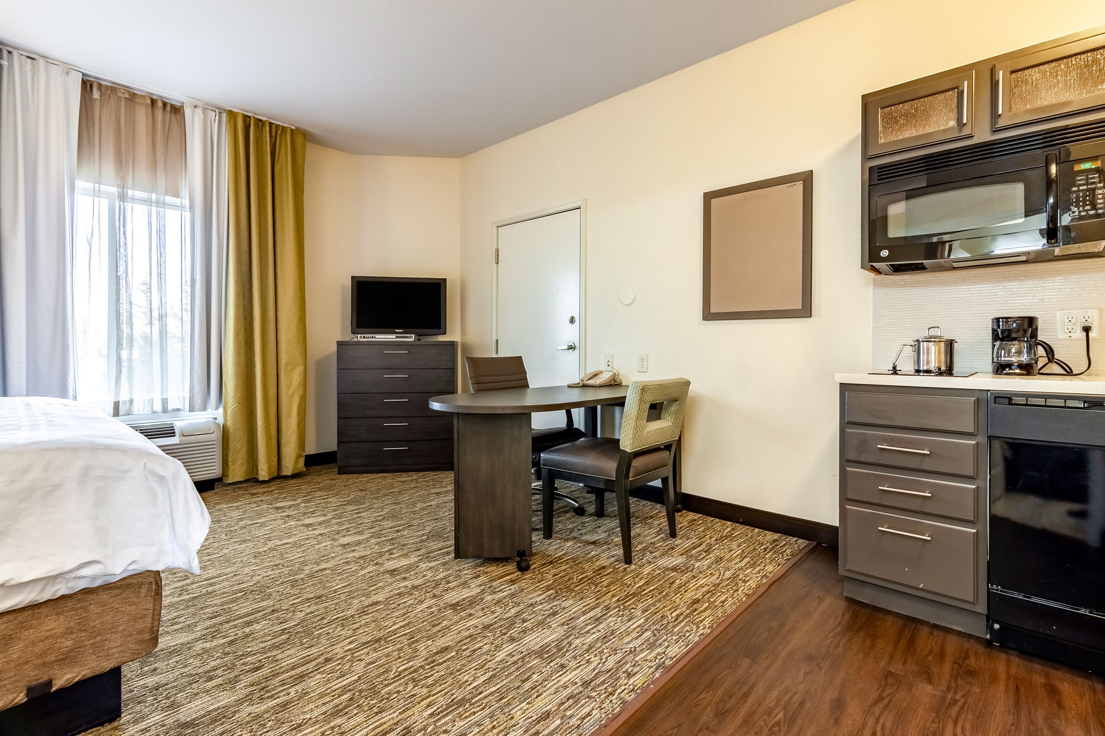 Candlewood Suites Lincoln - Image 2