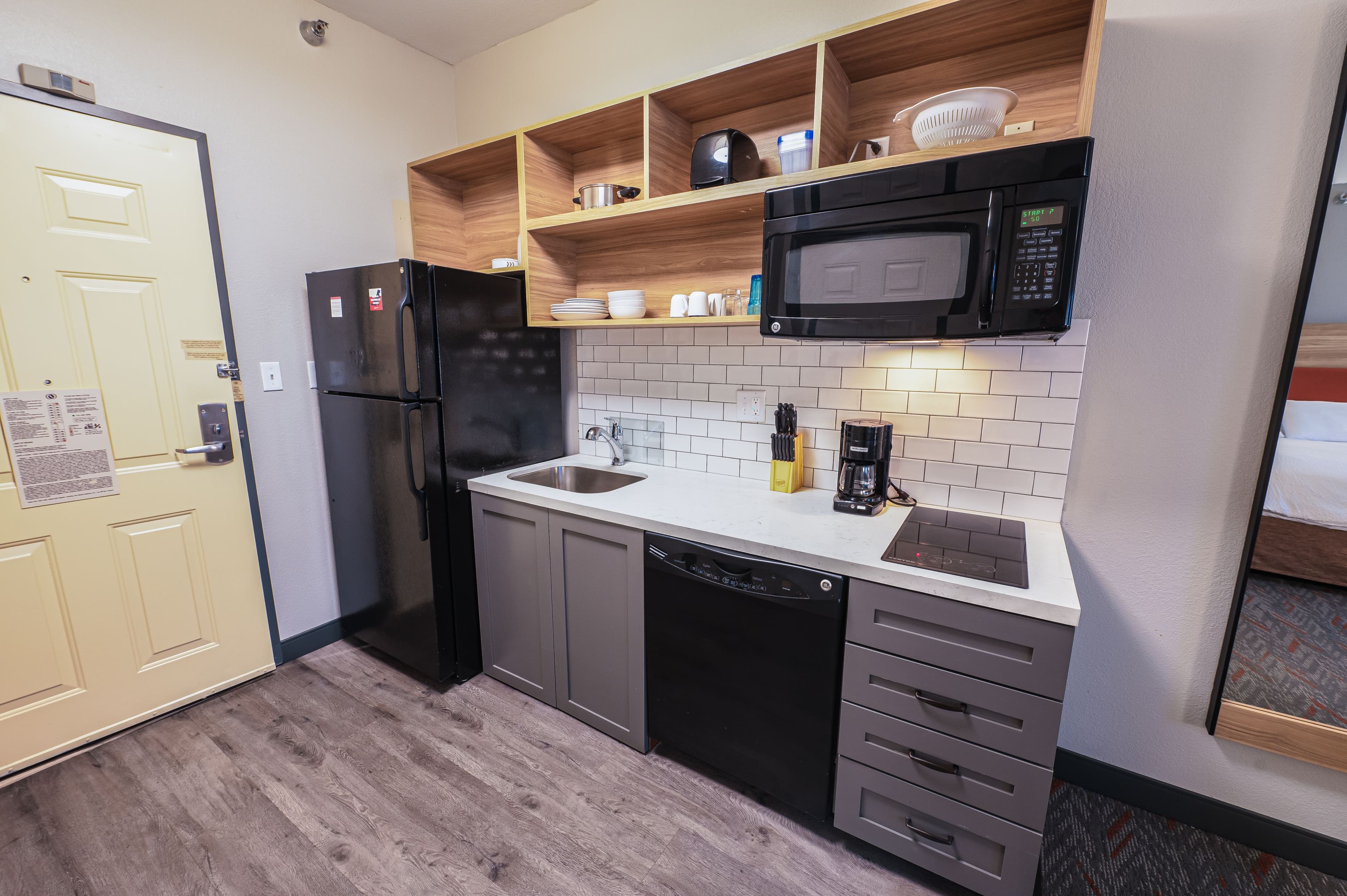 STANDARD SUITE - Image 5