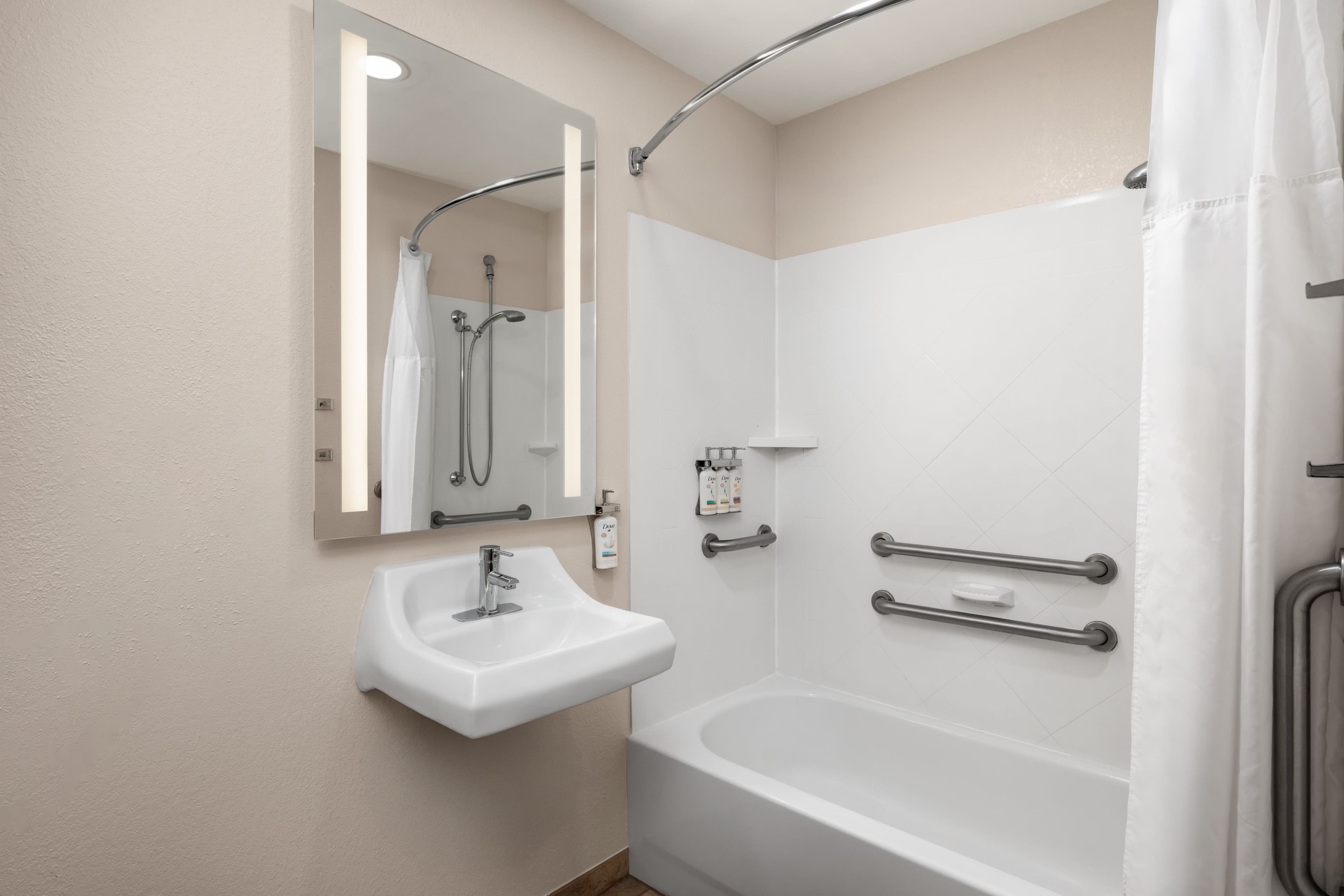 1 Queen Studio Suite Communications Accessible Tub - Image 4