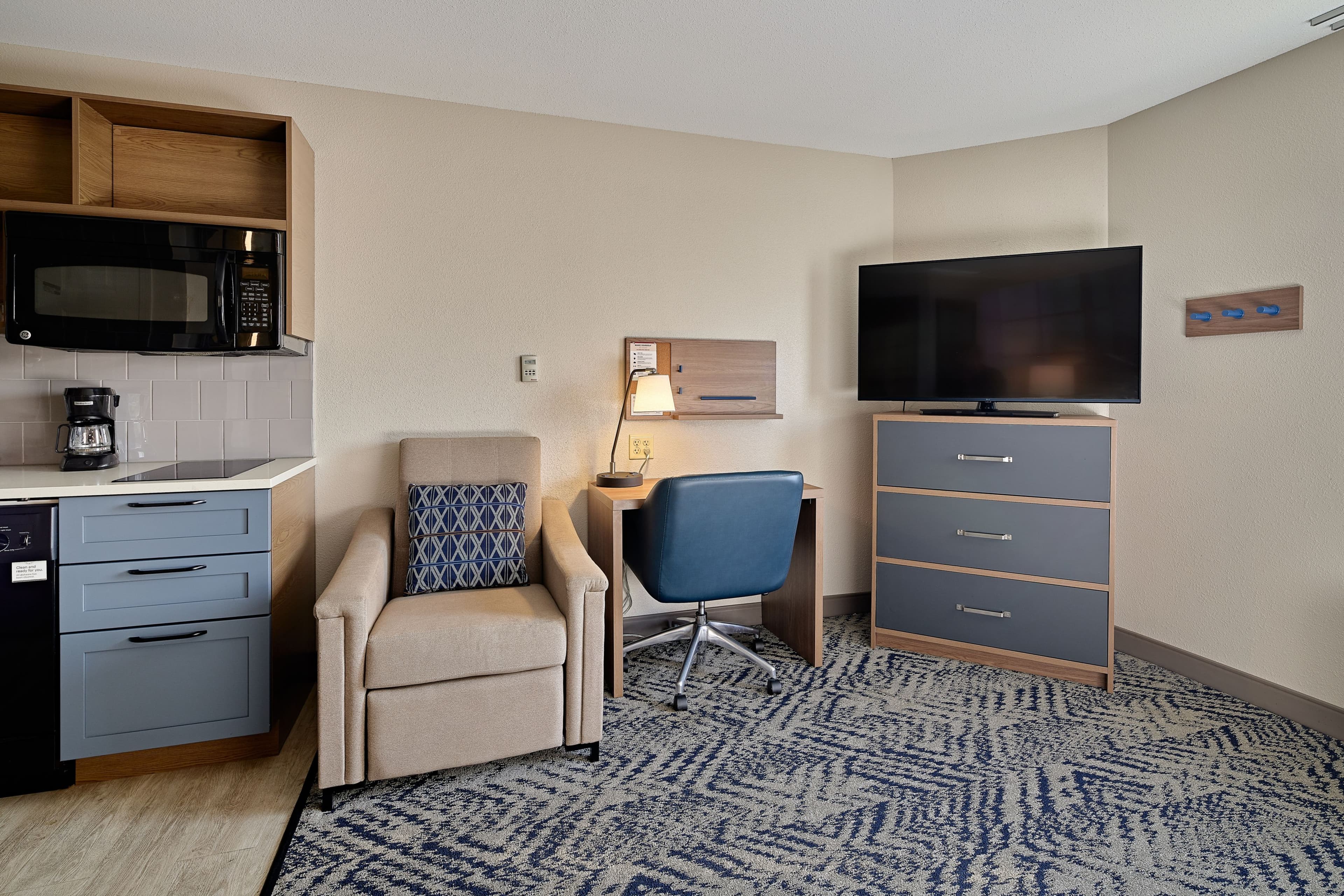 1 Queen Studio Suite - Image 2