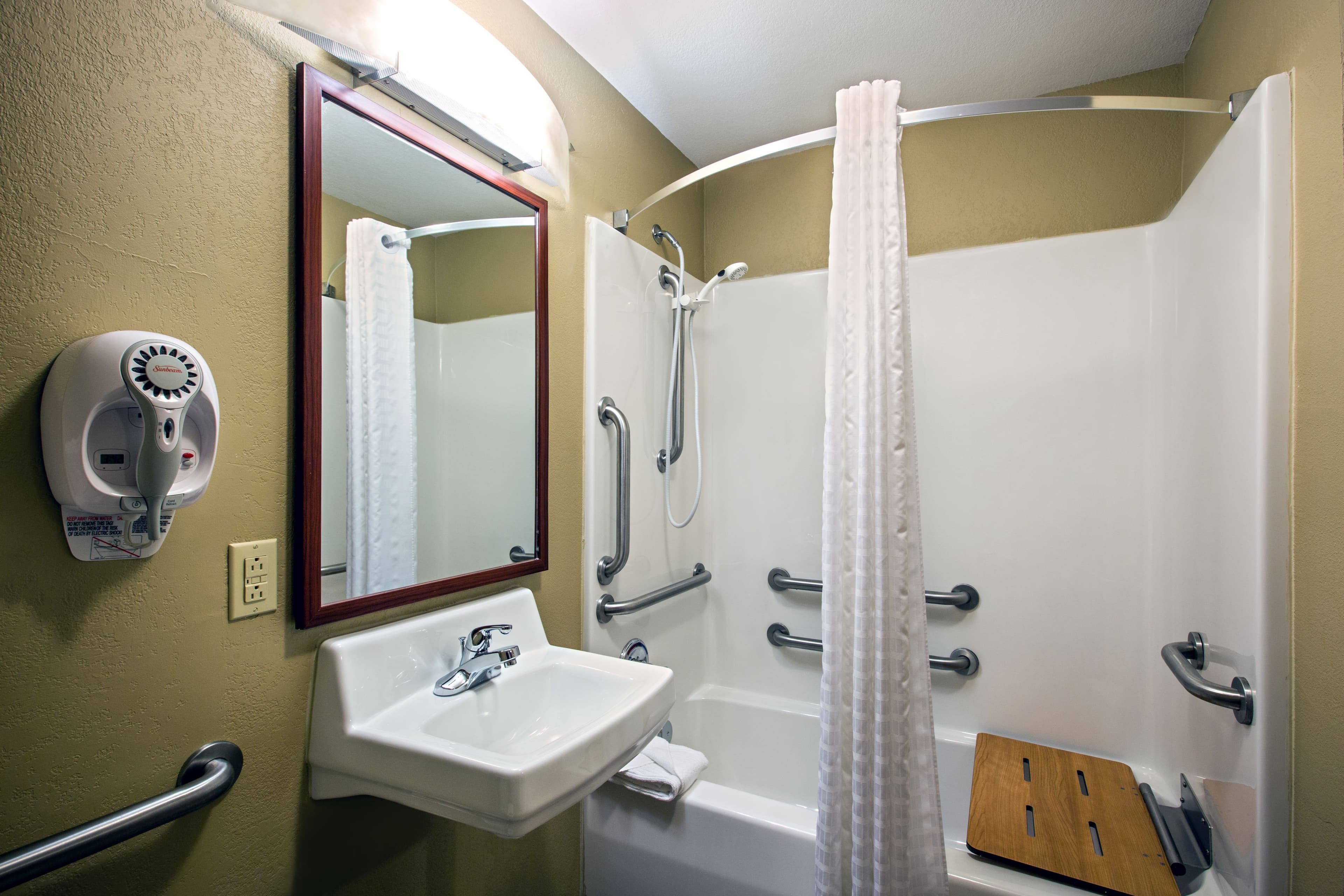Candlewood Suites Perrysburg — 13