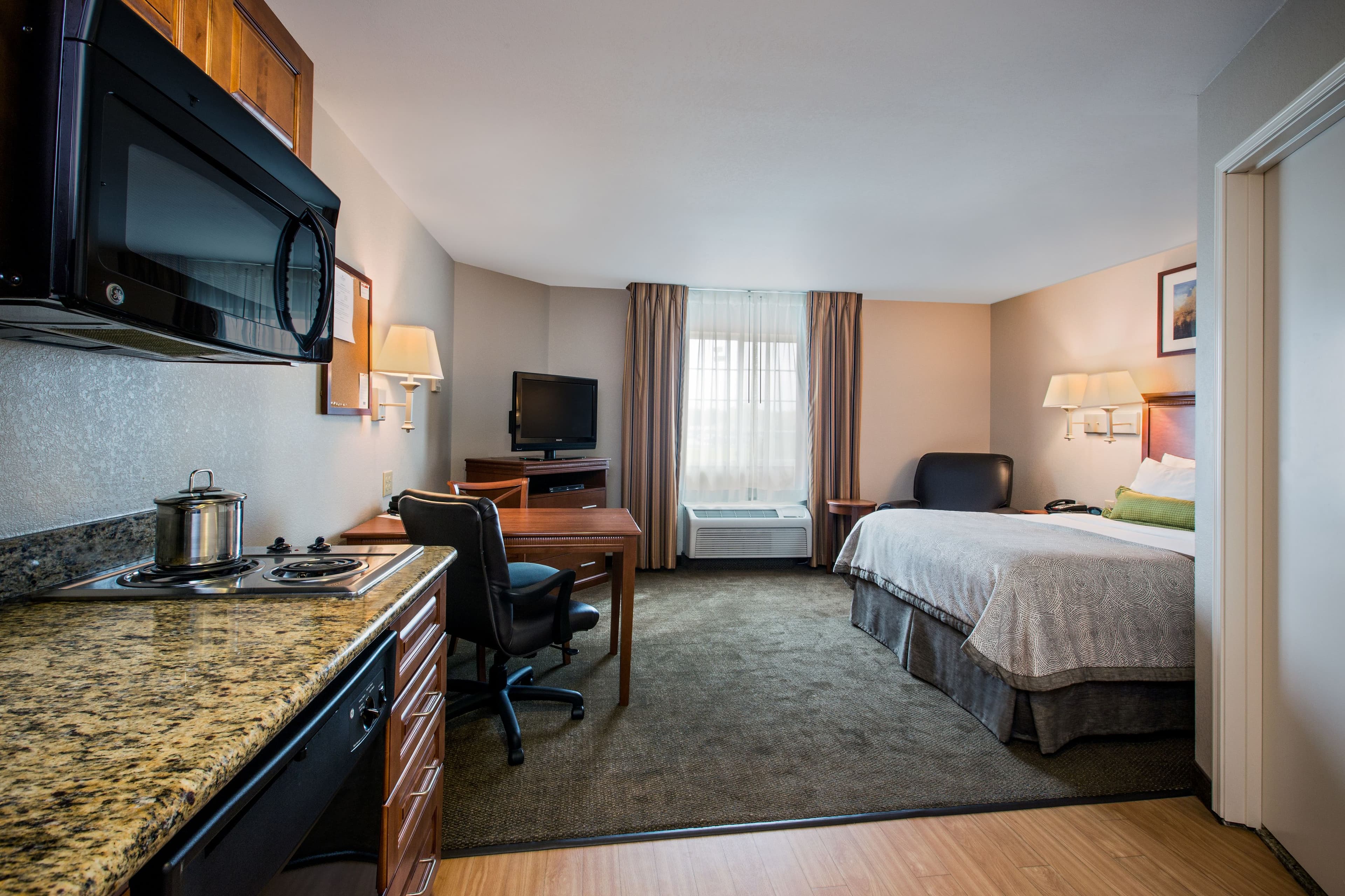 Candlewood Suites Perrysburg - Image 5