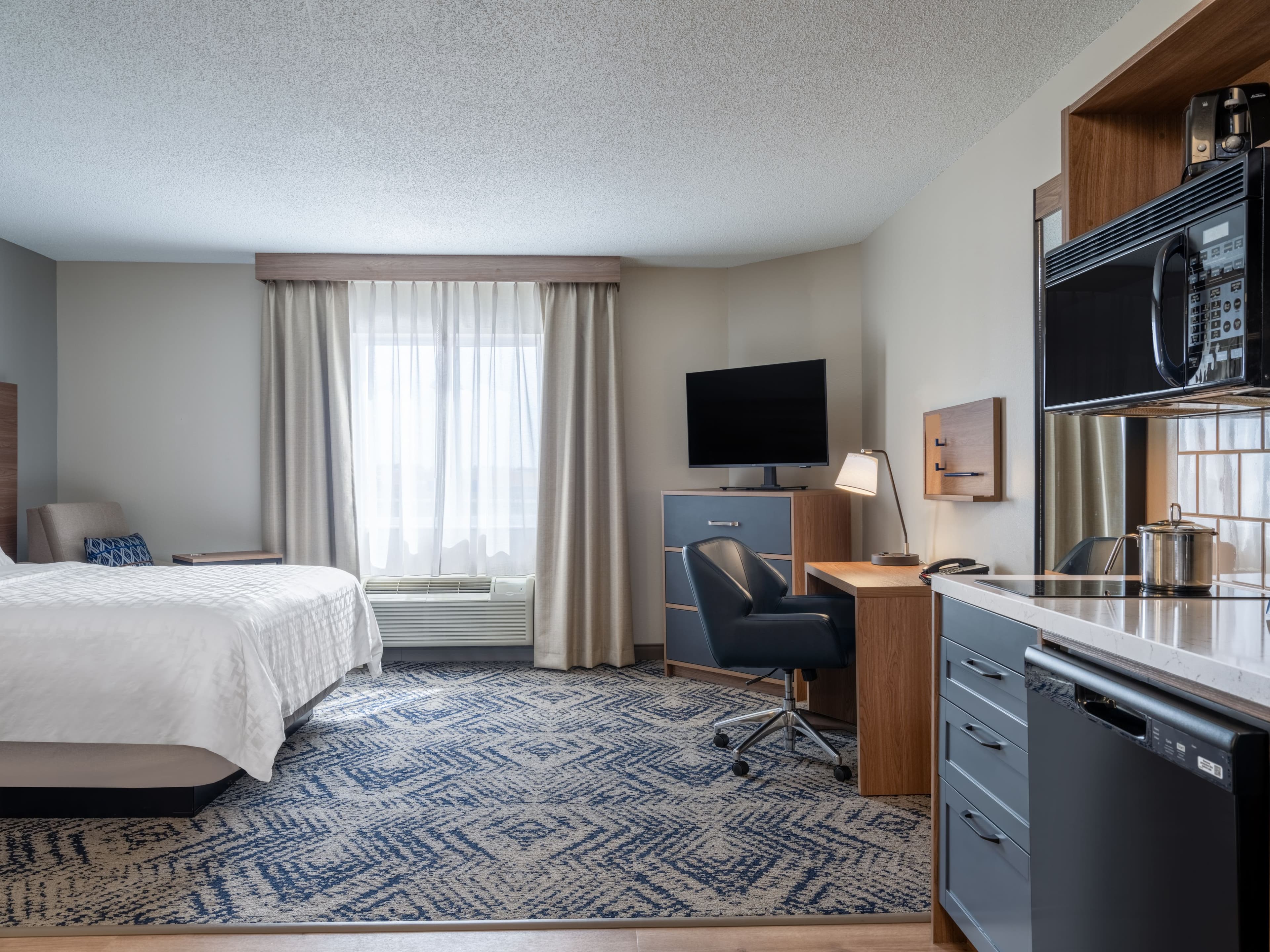 Candlewood Suites Rockford — 8