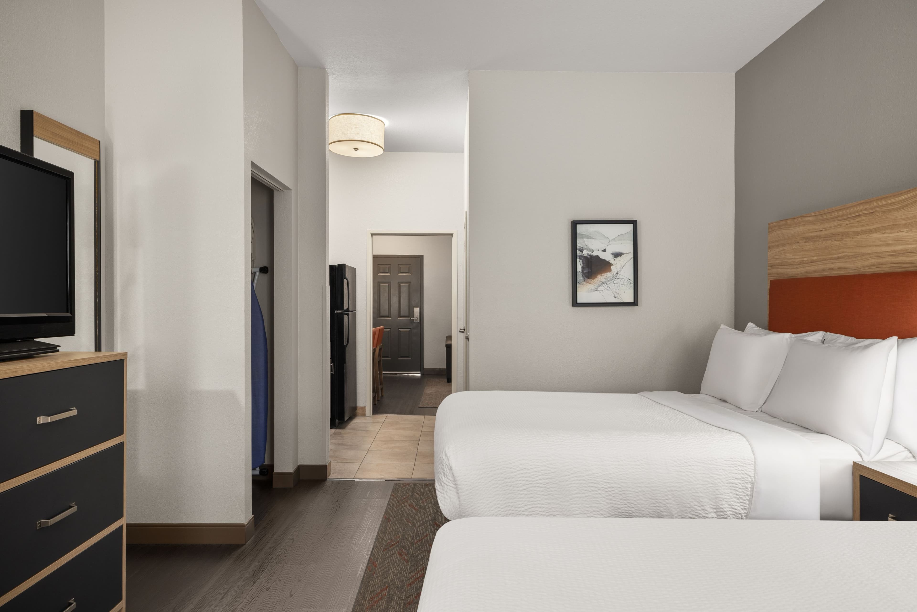2 Queen Beds 1 Bedroom Suite - Image 2