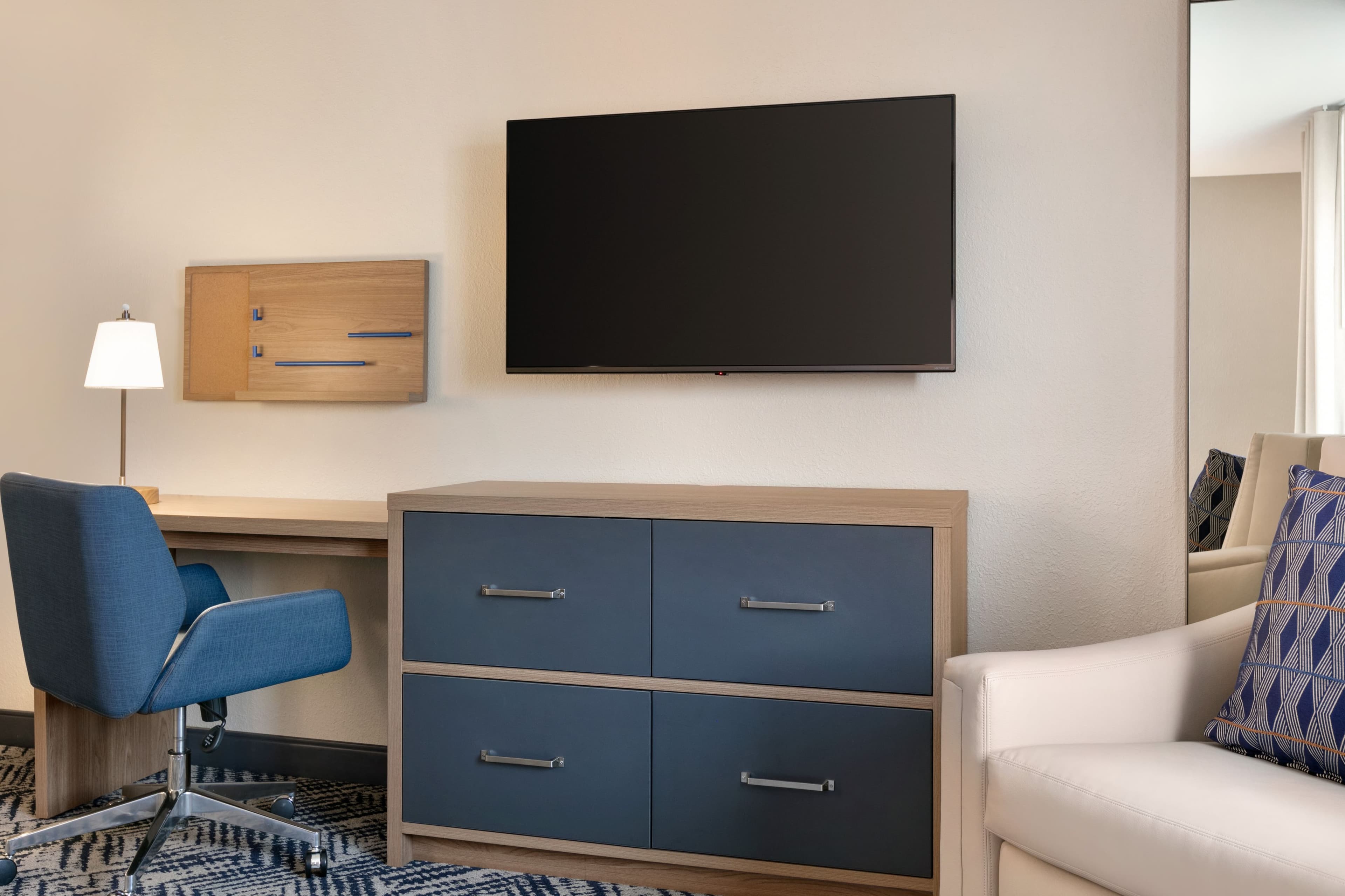 1 Queen Bed Studio Suite - Image 4