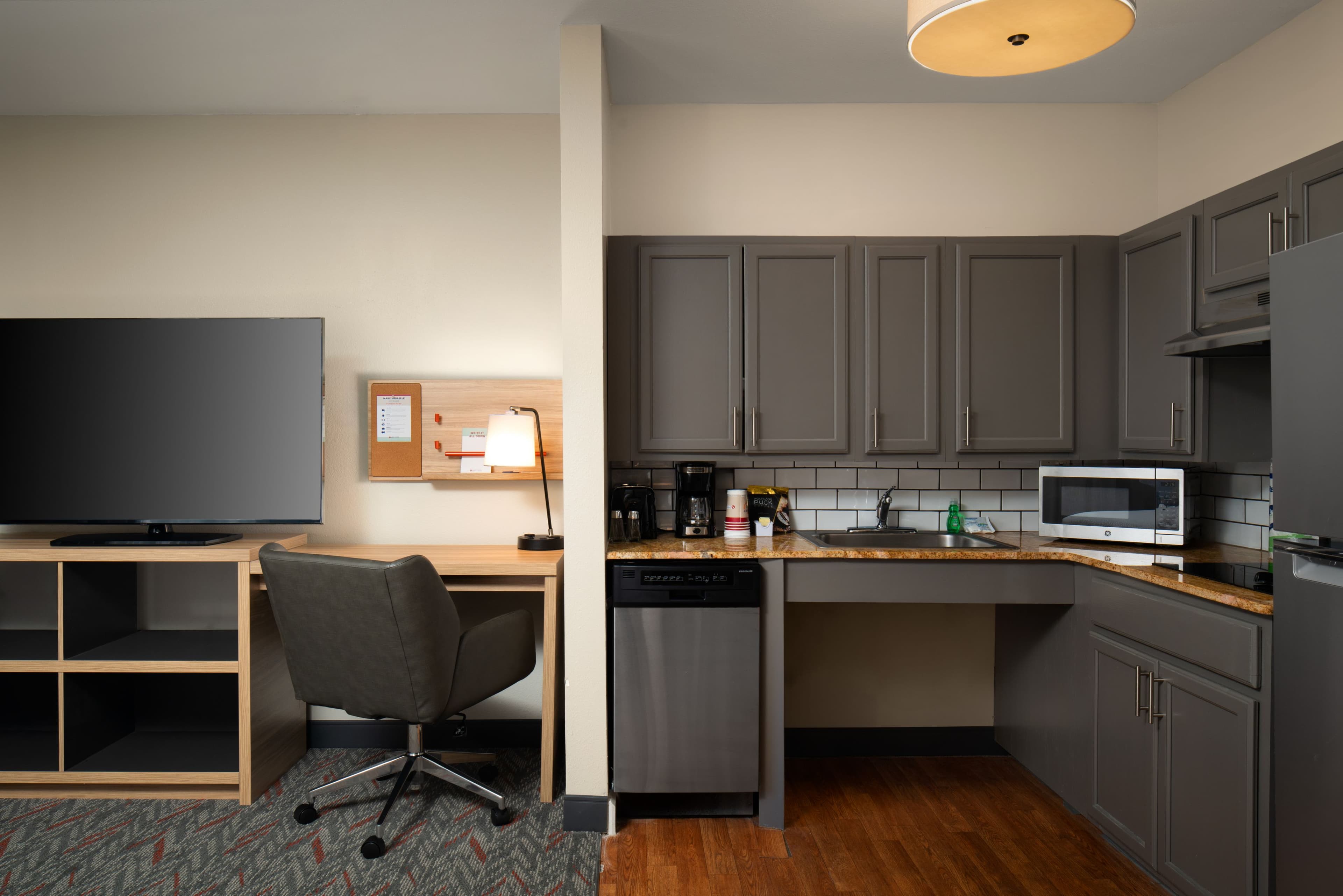1 Queen Studio Suite Communications Mobility Accessible - Image 7