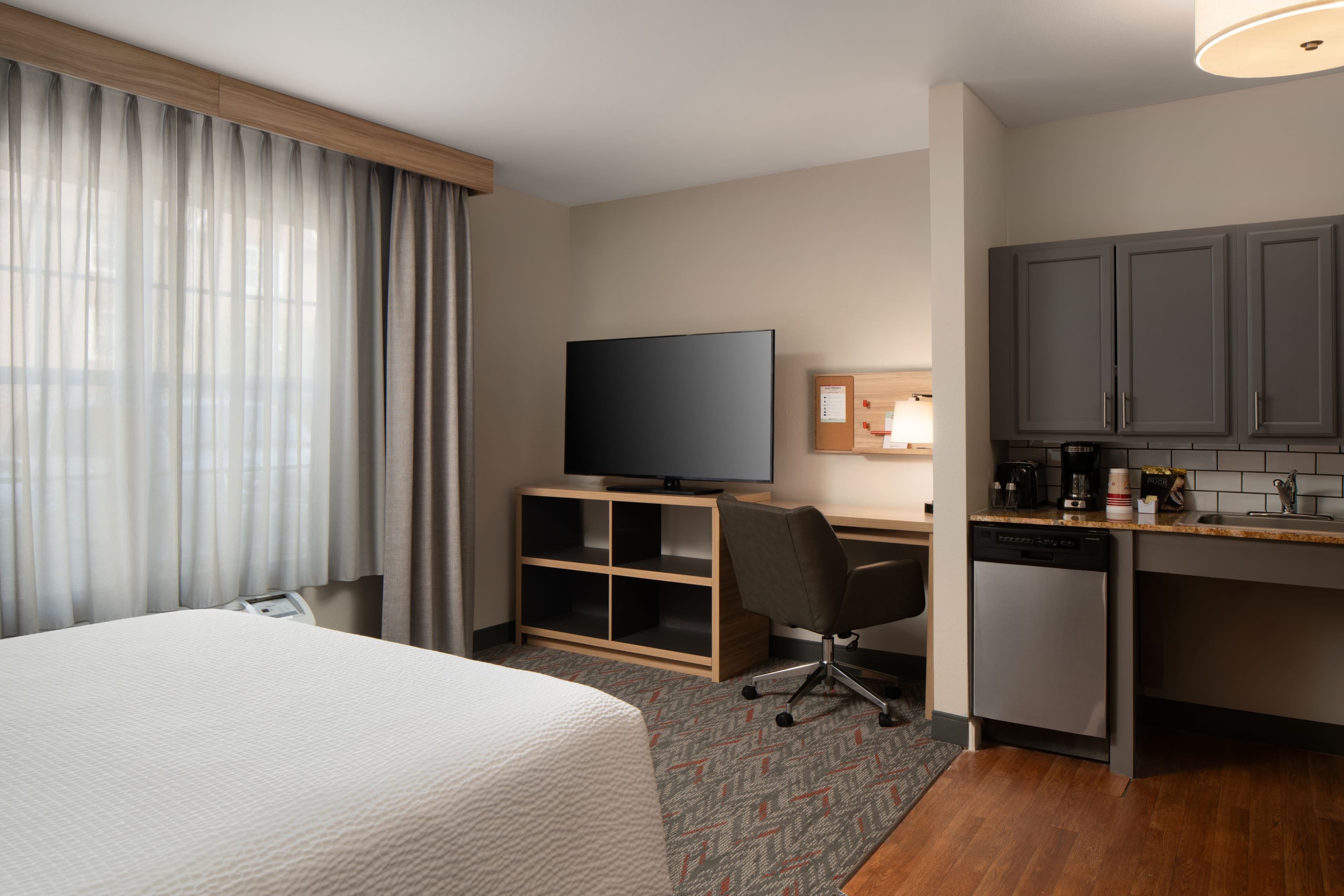 1 Queen Studio Suite Communications Mobility Accessible - Image 8