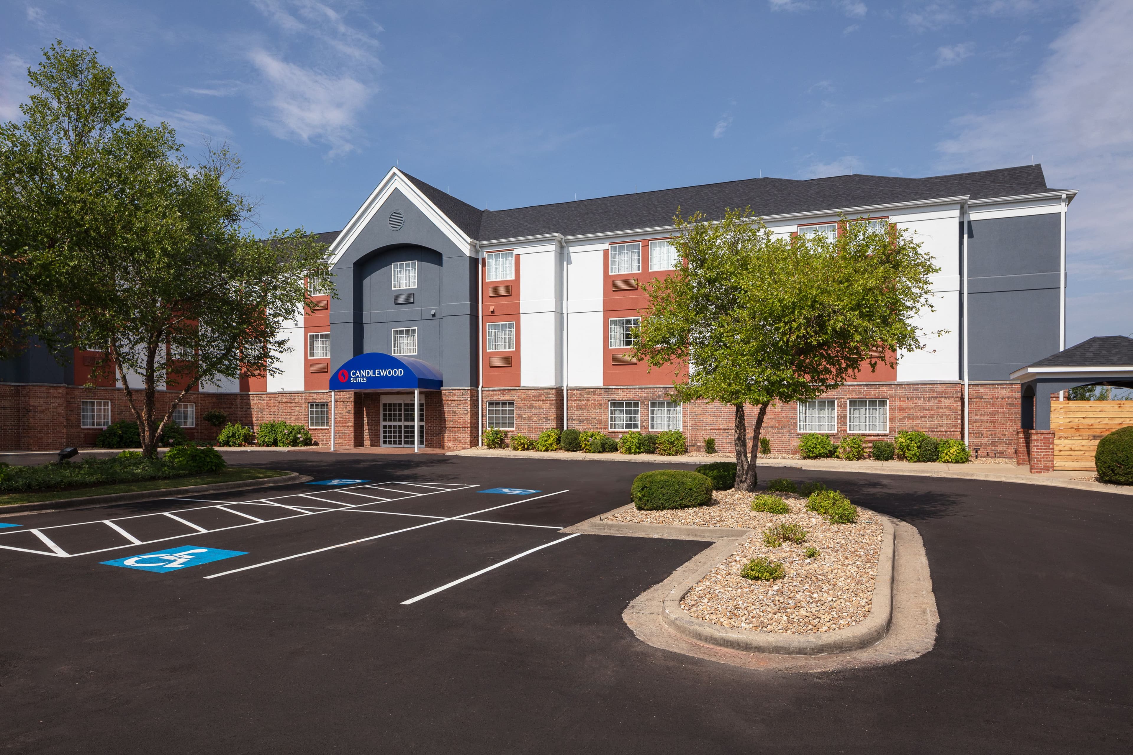 Candlewood Suites St. Robert - Image 1